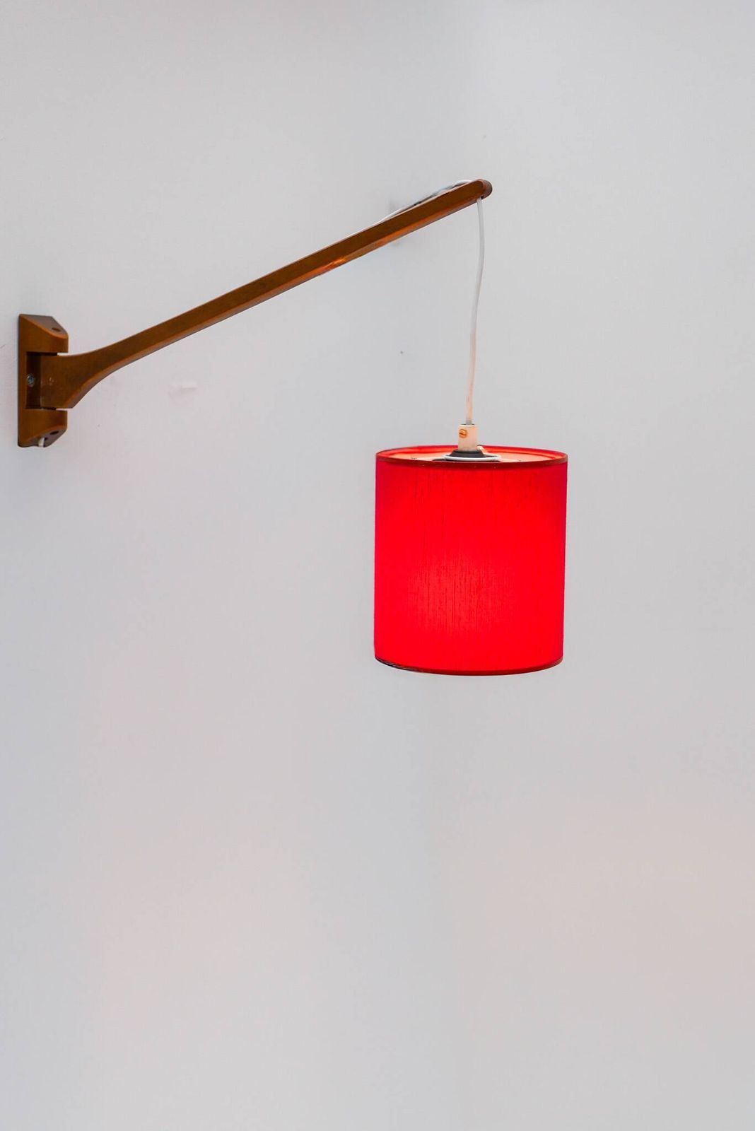 Applique murale scandinave mid-century modern, lampe à bras articulé en teck photo for sale