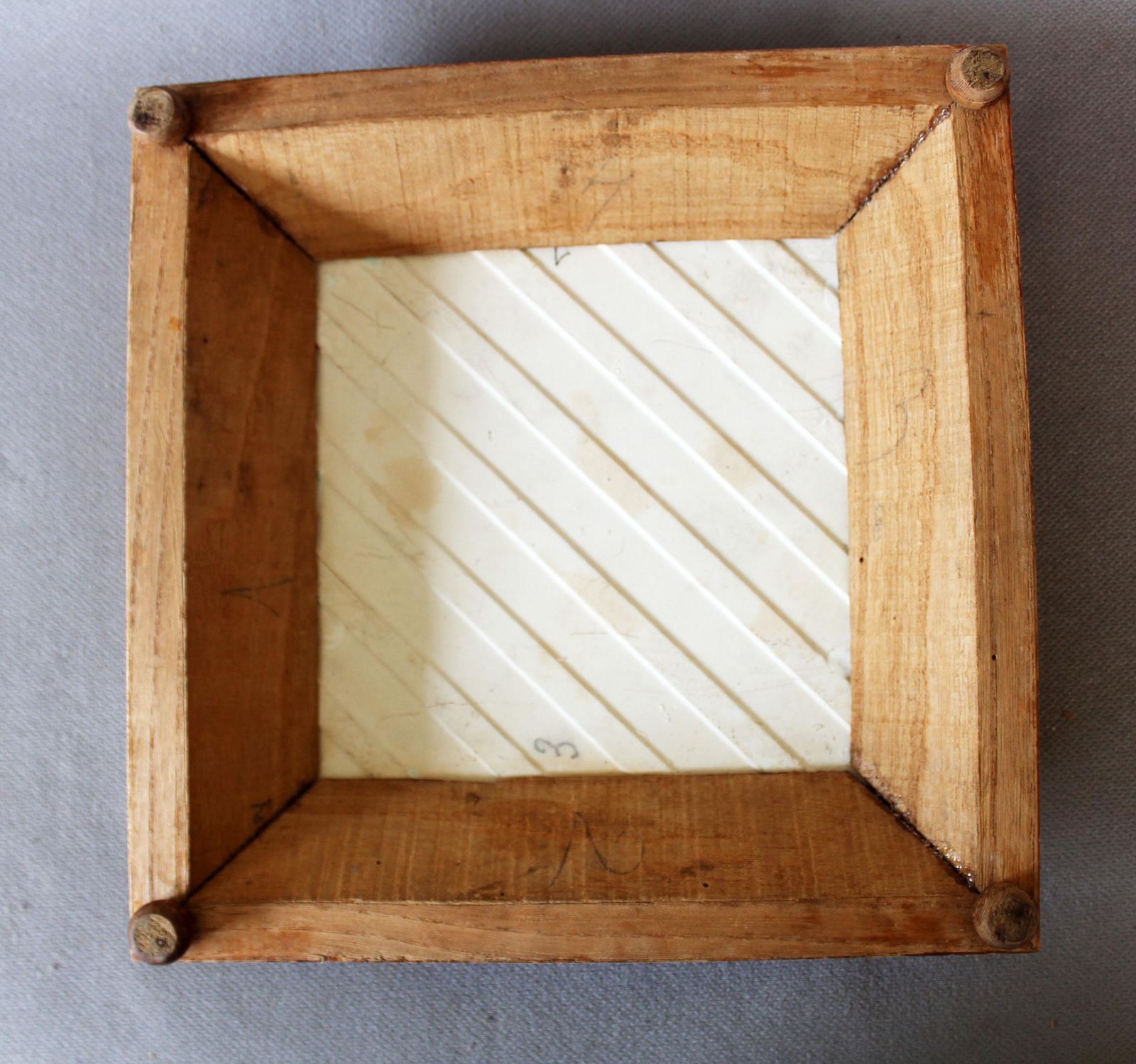 photo vintage Dessous-de-plat d'époque Art Nouveau en carrelage majolique, socle en bois sur pieds, porte-plante, ruban rose, couronne florale ambrée, idée cadeau de mariage
