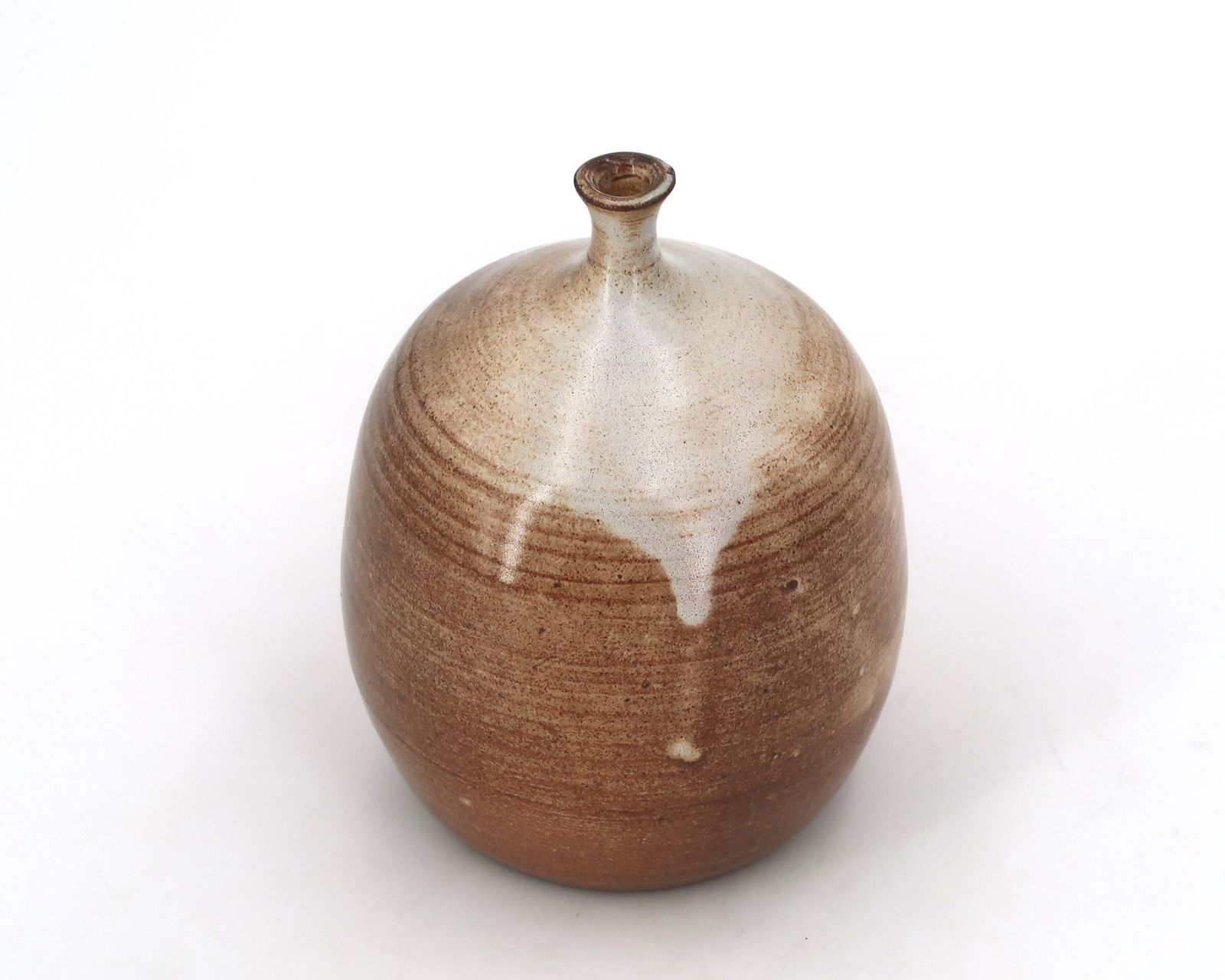 Vase ovoïde à col étroit en céramique brun beige et coulures blanches. photo Décoration
