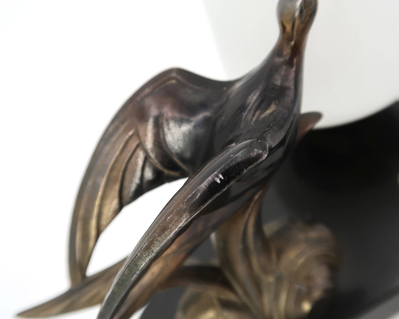 photo furniture Lampe Art déco à sculpture d'hirondelle, socle en marbre, globe blanc opaque.