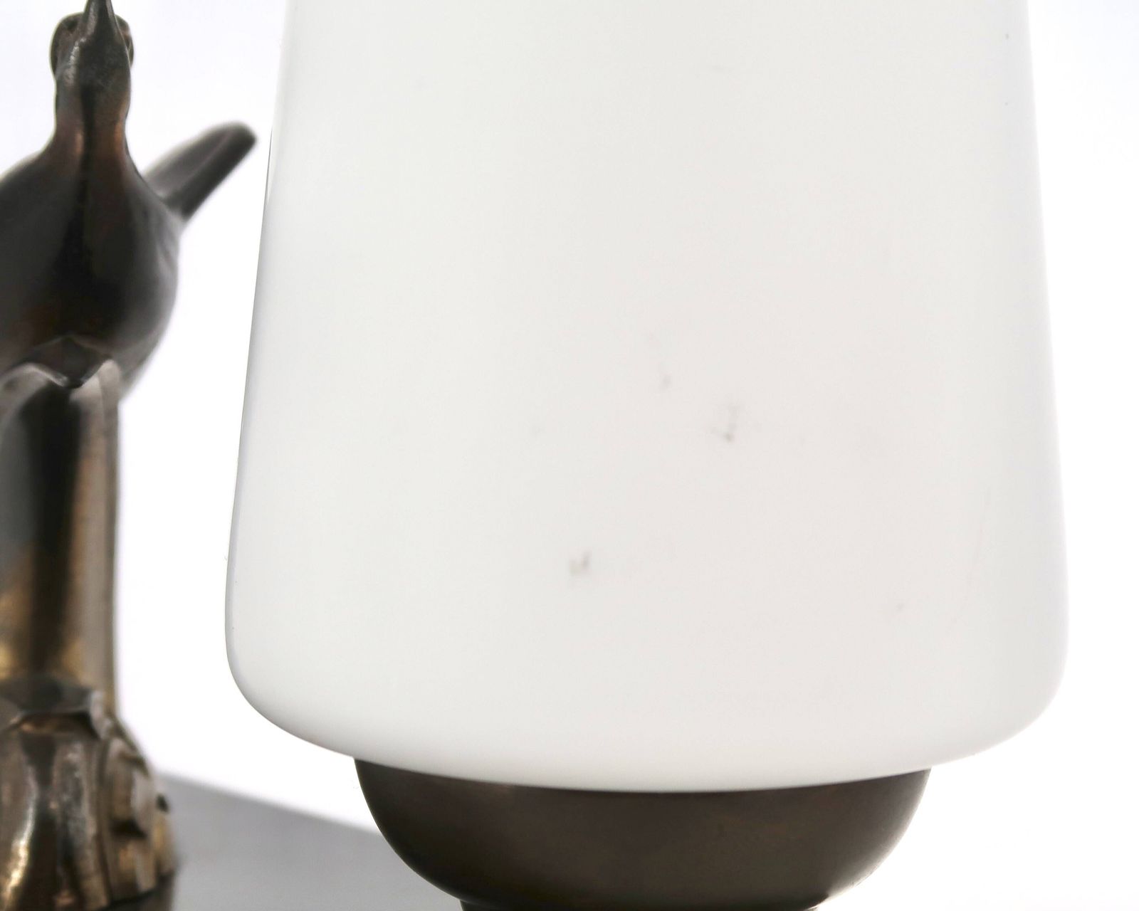 photo for sale Lampe Art déco à sculpture d'hirondelle, socle en marbre, globe blanc opaque.