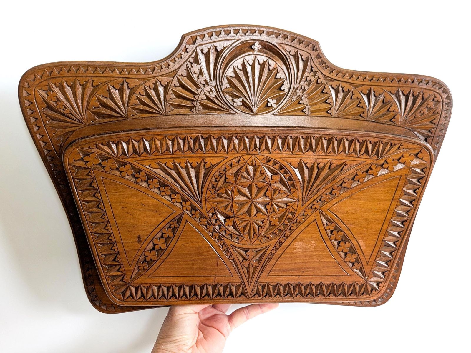 Antiek handgesneden houten brievenrek, folk art, wandmontage, tijdschriftenhouder, kantooropberger photo vintage