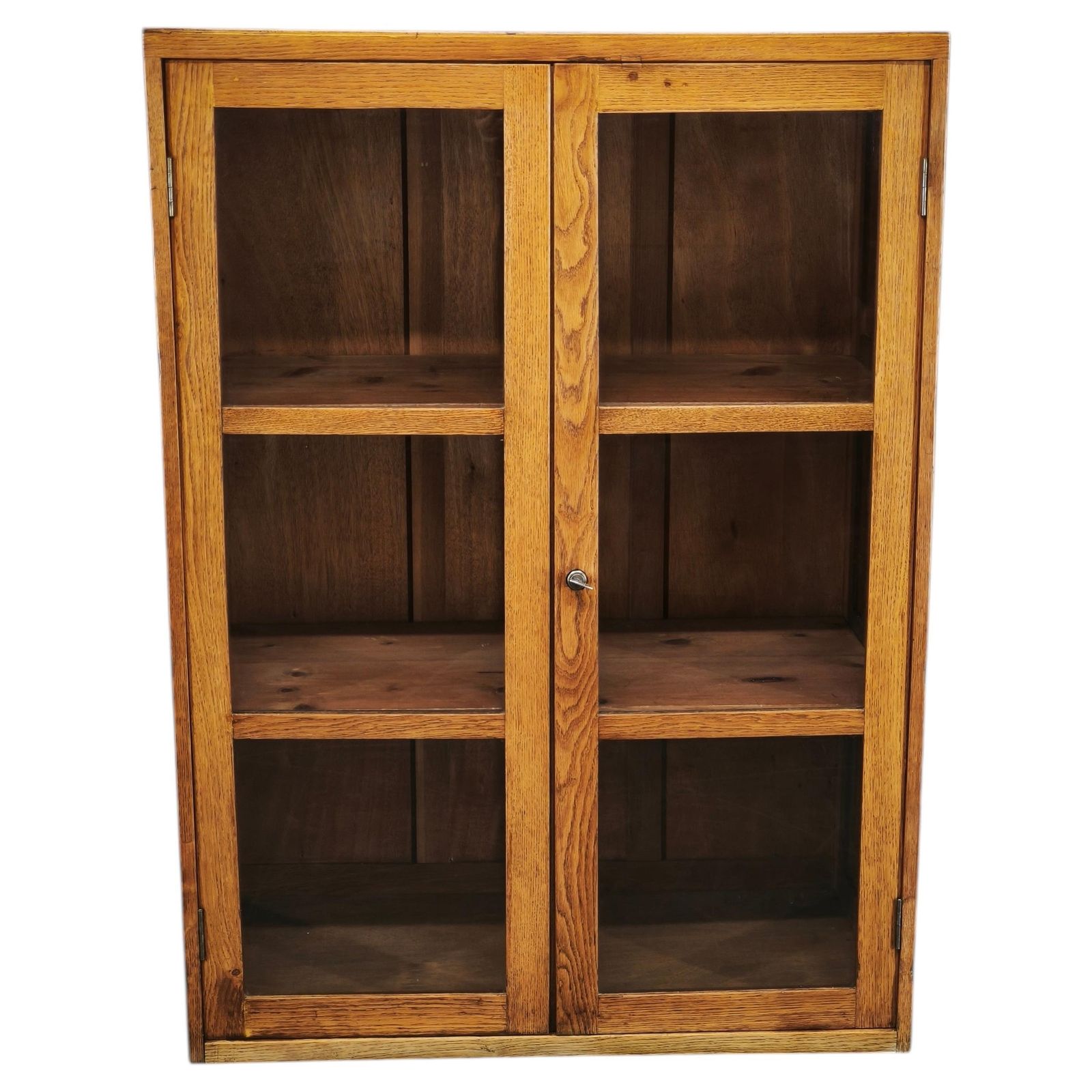 Tsjechische eikenhouten glazen boekenkast uit de jaren 1930, afkomstig uit een Baťa-fabriek