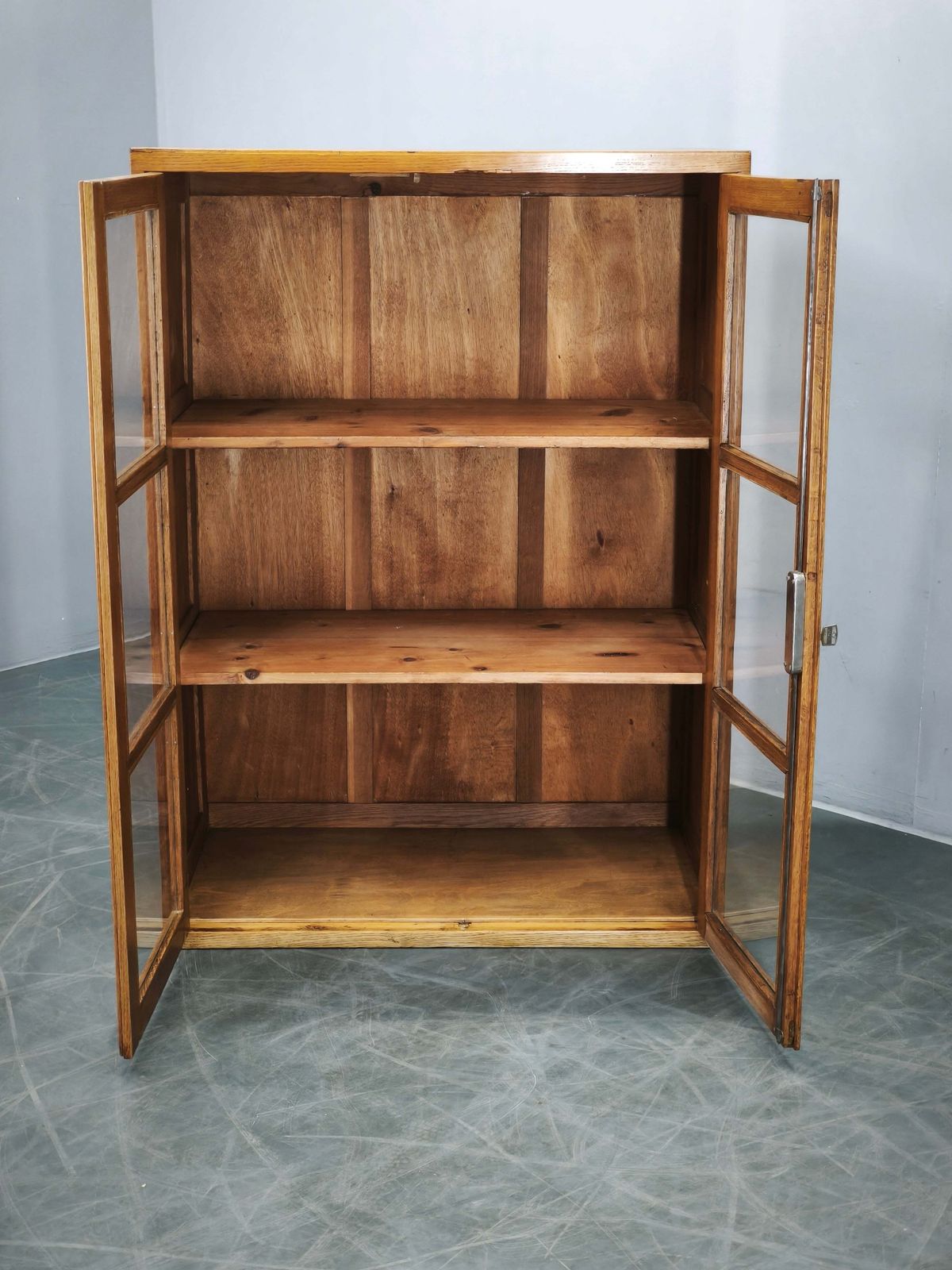 Tsjechische eikenhouten glazen boekenkast uit de jaren 1930, afkomstig uit een Baťa-fabriek photo buy
