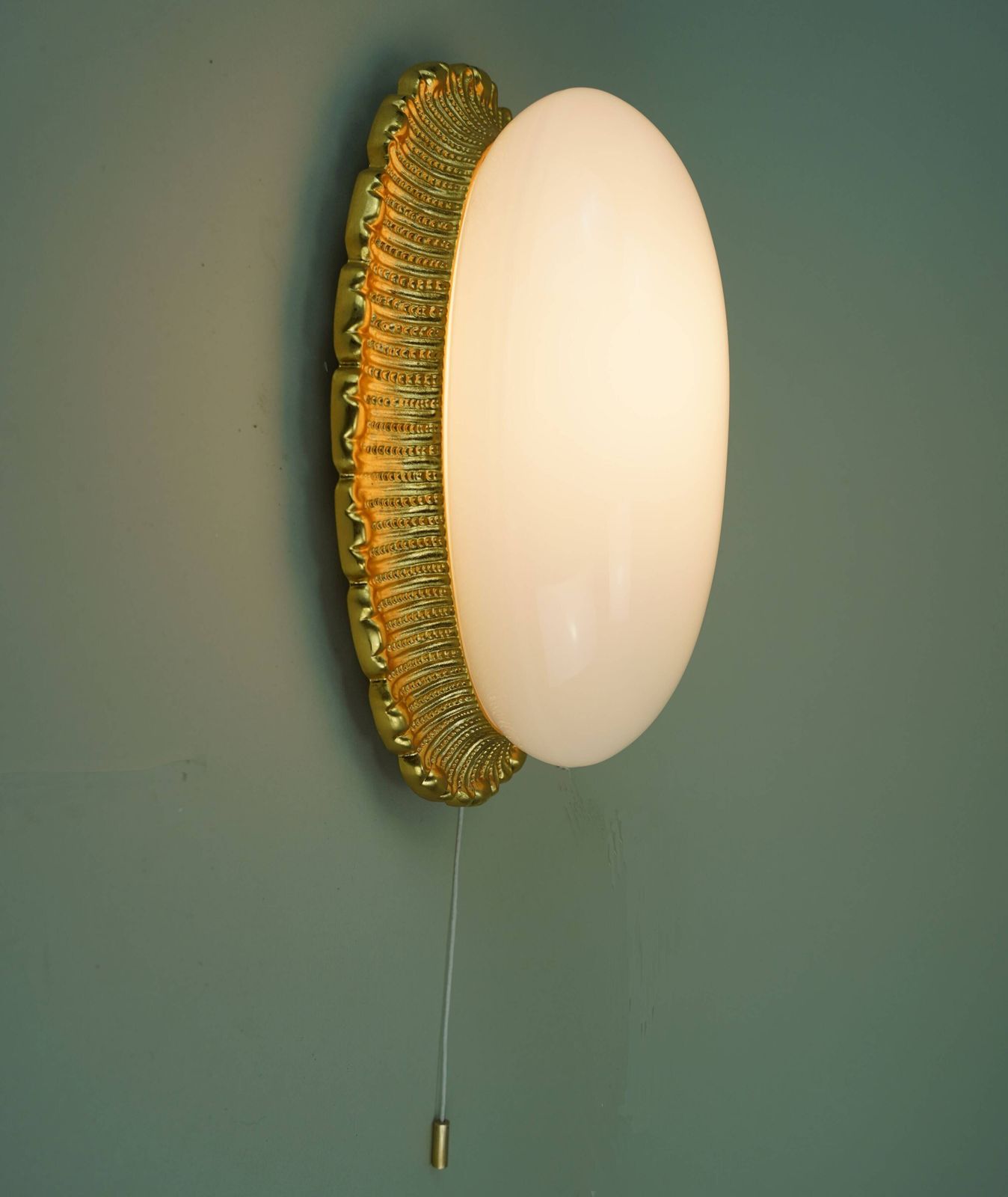 photo vintage Vintage glazen wandlamp Limburg A 234 opaalwit glas verguld aluminium 70/80s