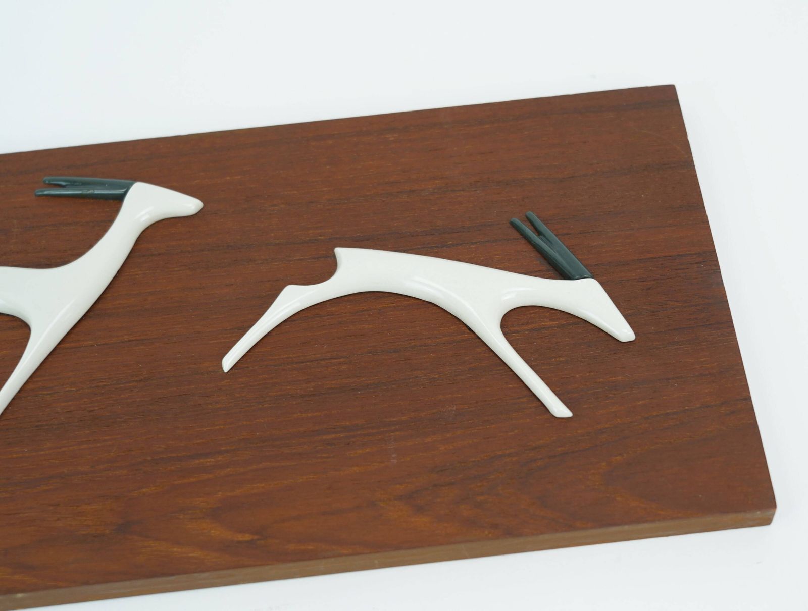 Panneau mural en teck avec antilopes en porcelaine Sgrafo Modern, design années 1960, par Peter Mueller photo furniture