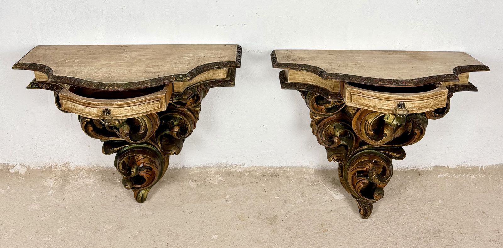 Paar Italiaanse polychroom beschilderde wandconsoles met marmeren blad, midden 20e eeuw photo Woonaccessoires