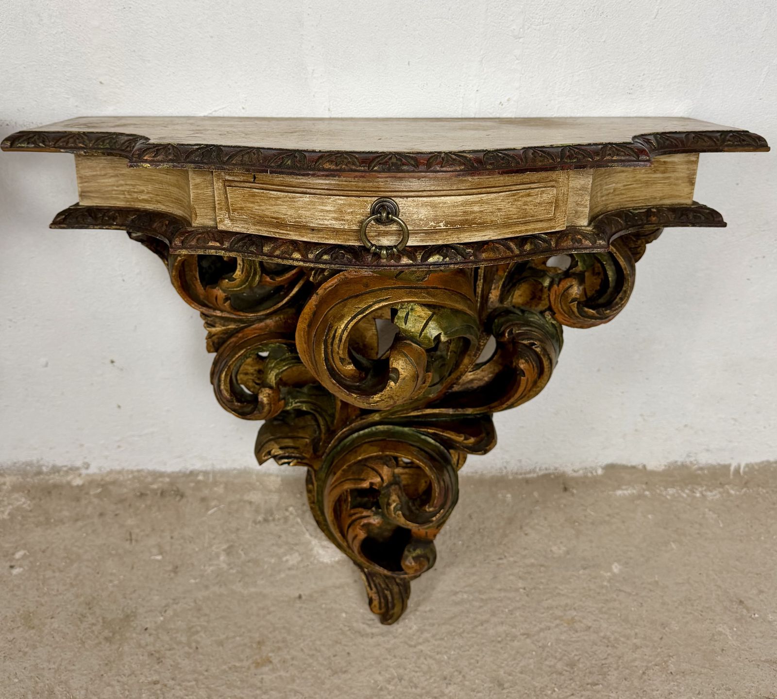 photo buy Paar Italiaanse polychroom beschilderde wandconsoles met marmeren blad, midden 20e eeuw