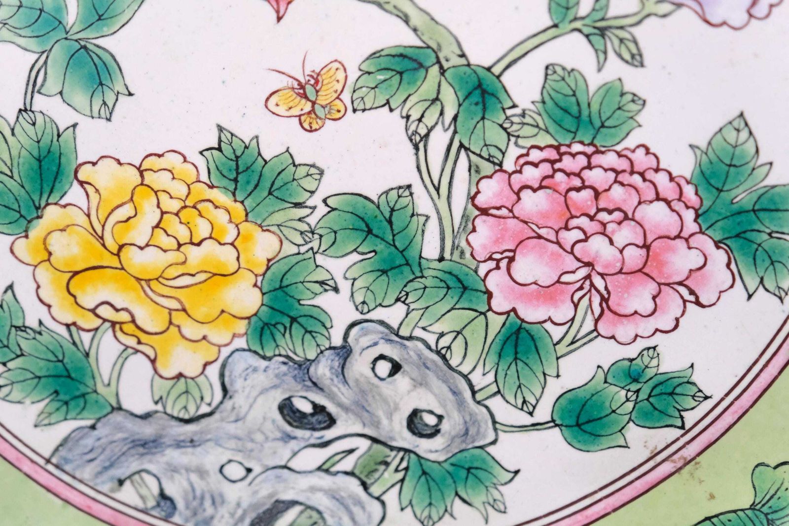 Paar Chinese beschilderde emailborden (Hua Falang), Qing-stijl, 19e/20e eeuw, vogel en pioenroos, koperen borden photo vintage