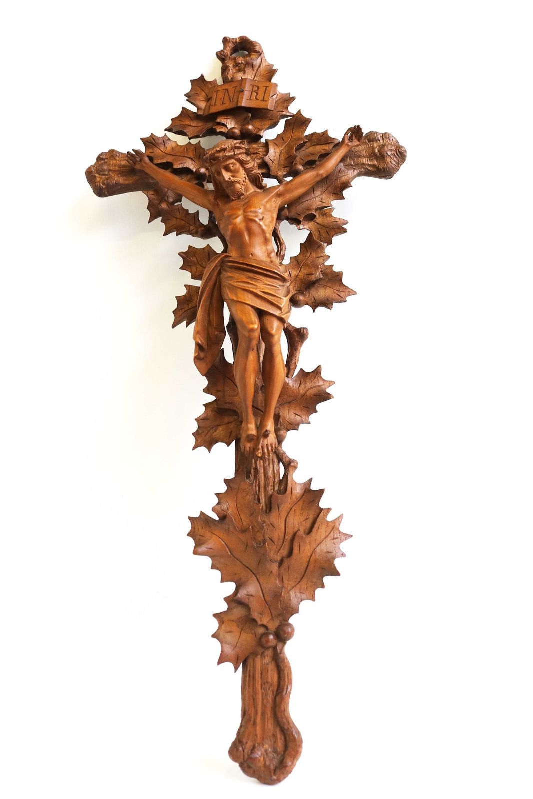 Antiek handgesneden houten Black Forest kruisbeeld met Corpus Christi sculptuur, vakkundig houtsnijwerk, religieus kerkstuk, ca. 1900