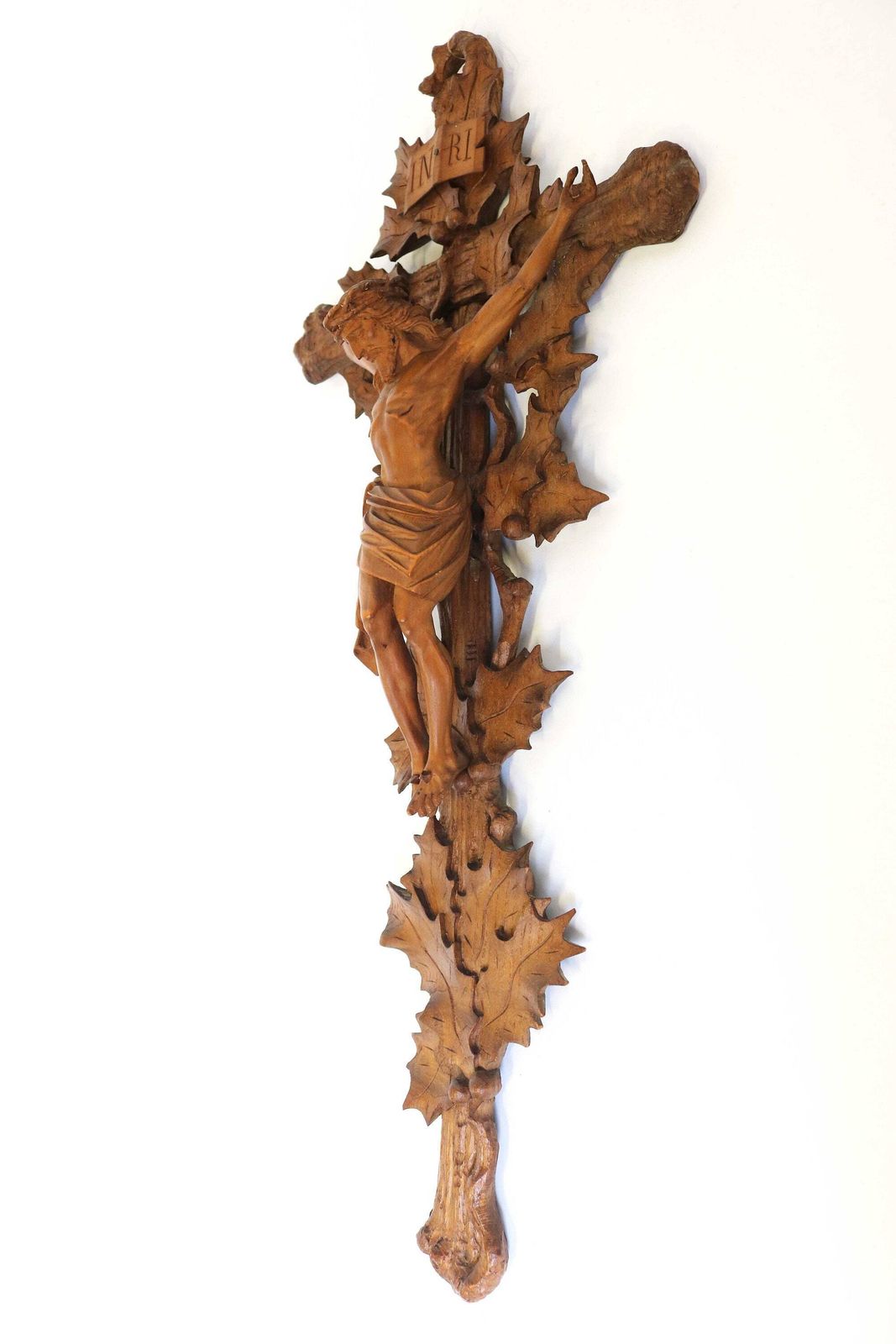 Antiek handgesneden houten Black Forest kruisbeeld met Corpus Christi sculptuur, vakkundig houtsnijwerk, religieus kerkstuk, ca. 1900 photo 799.0