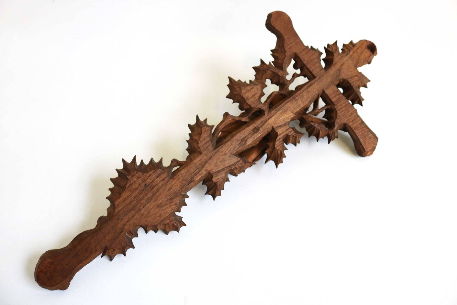 photo for sale Antiek handgesneden houten Black Forest kruisbeeld met Corpus Christi sculptuur, vakkundig houtsnijwerk, religieus kerkstuk, ca. 1900
