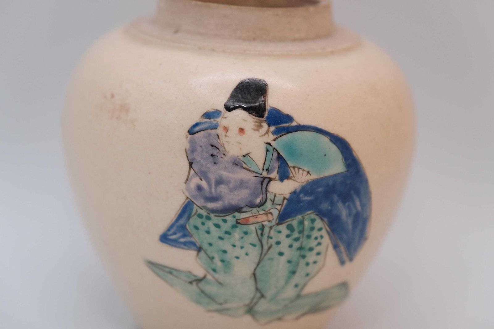 Antiek Japans Satsuma-stijl gemberpotje | Handgeschilderd aardewerk met craquelé glazuur | Meiji Taisho periode Aziatische kunst photo furniture