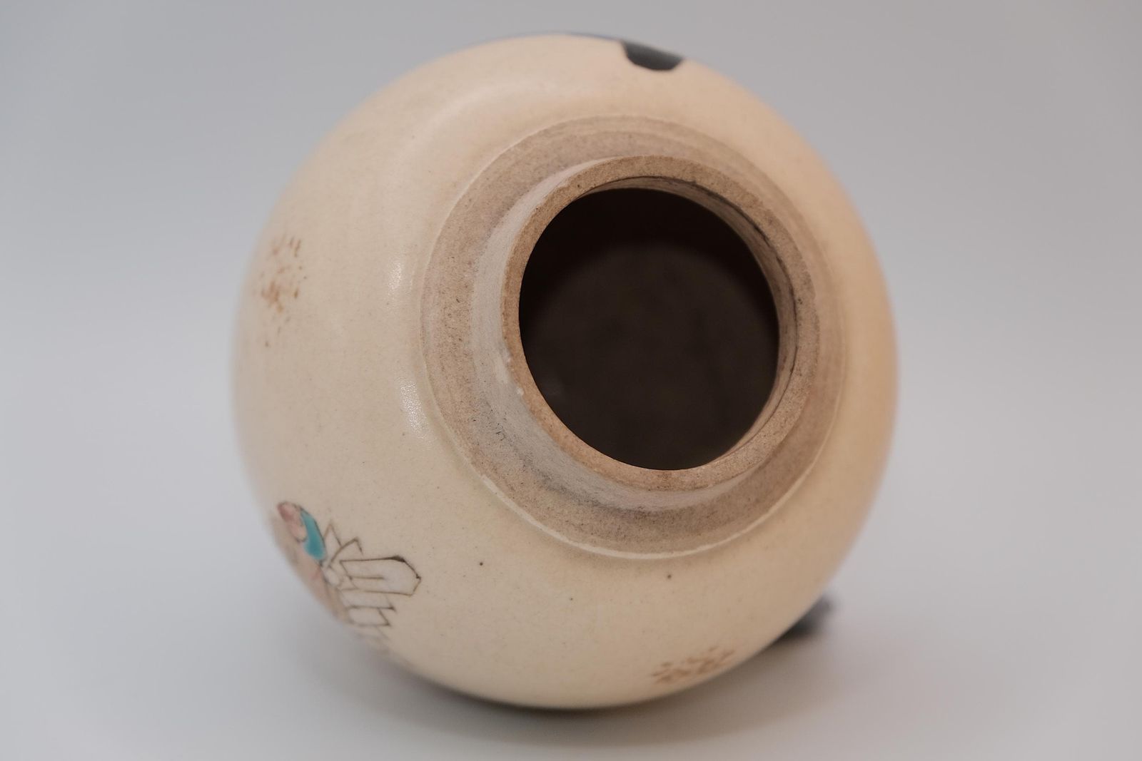 Antiek Japans Satsuma-stijl gemberpotje | Handgeschilderd aardewerk met craquelé glazuur | Meiji Taisho periode Aziatische kunst photo Woonaccessoires