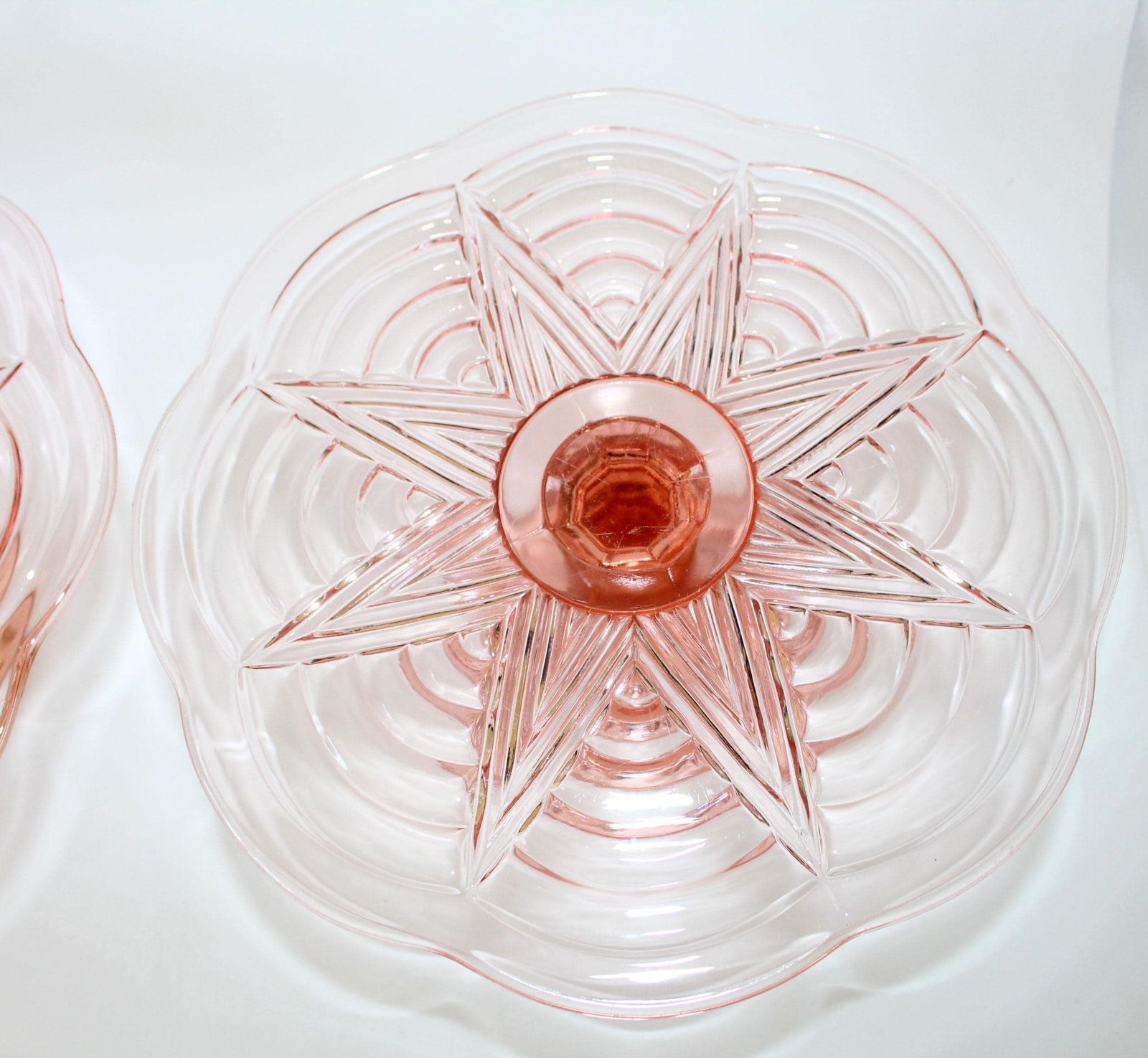 Lot de deux présentoirs à gâteau Art déco en verre rose rosaline, plateau sur pied, verre pressé à motif géométrique en relief photo for sale