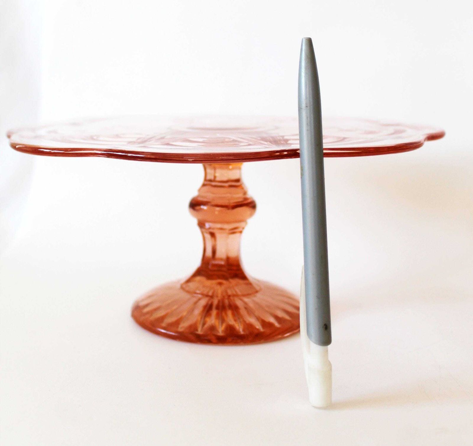 Lot de deux présentoirs à gâteau Art déco en verre rose rosaline, plateau sur pied, verre pressé à motif géométrique en relief photo vinterior