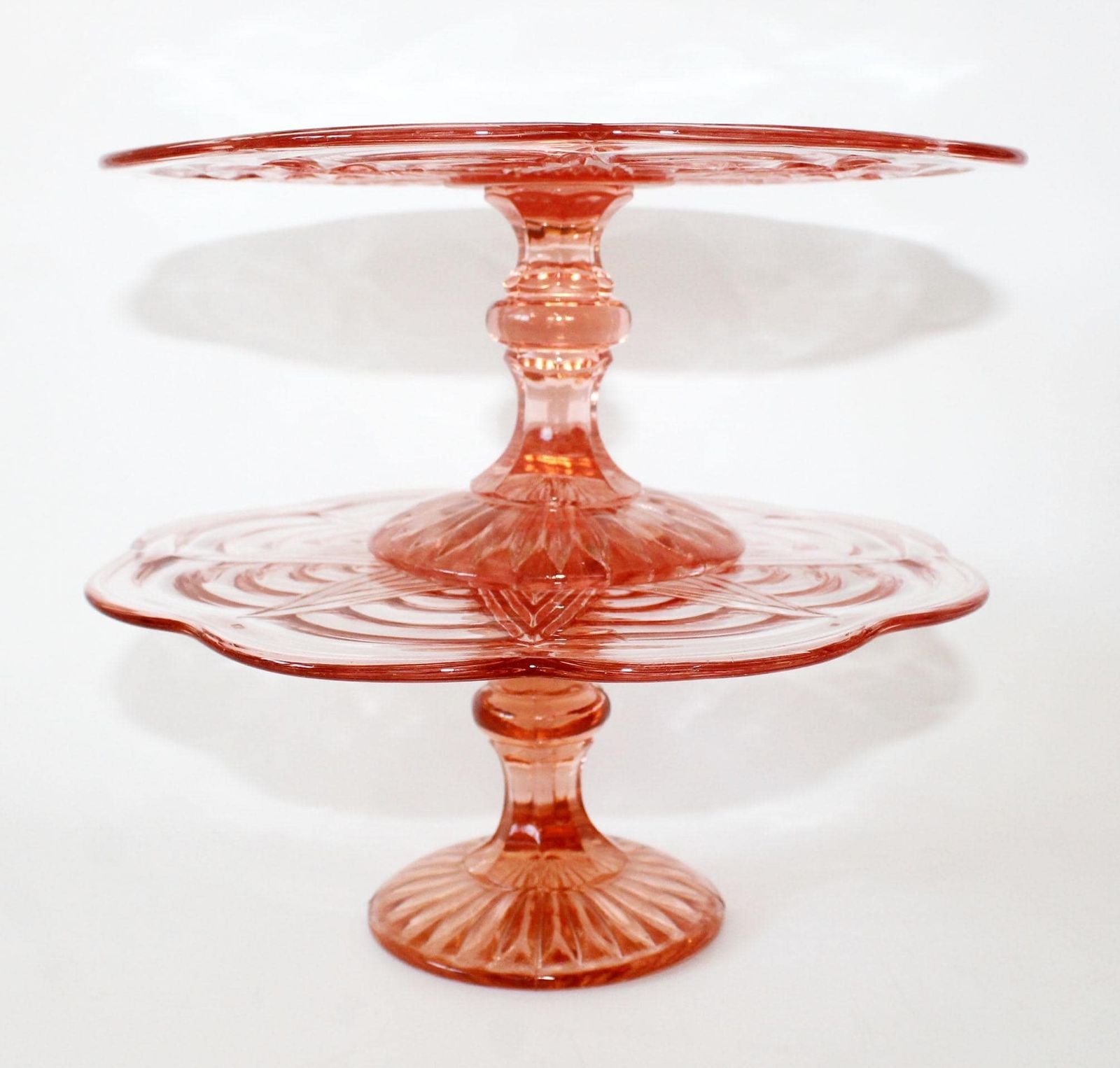 Décoration Lot de deux présentoirs à gâteau Art déco en verre rose rosaline, plateau sur pied, verre pressé à motif géométrique en relief photo