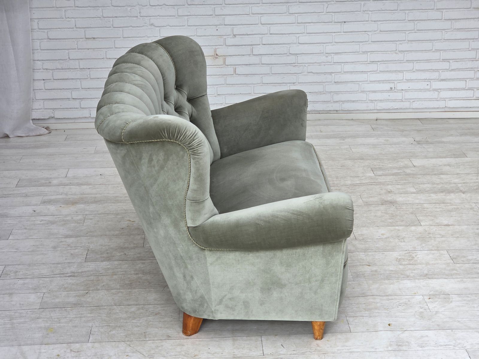 photo for sale Ca. jaren 1960, Deense 2-zitsbank. Lichtgroen meubelvelours.