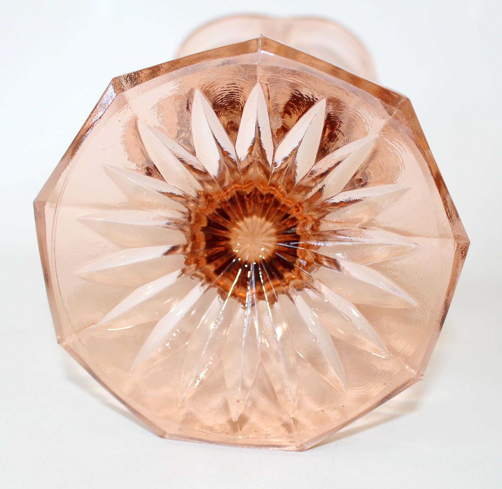 Grote art deco vintage glazen vaas, roze rosaline kunstglas, persglas, geometrisch, bloemenvaas, 25 centimeter hoog, tulpenvaas photo vinterior
