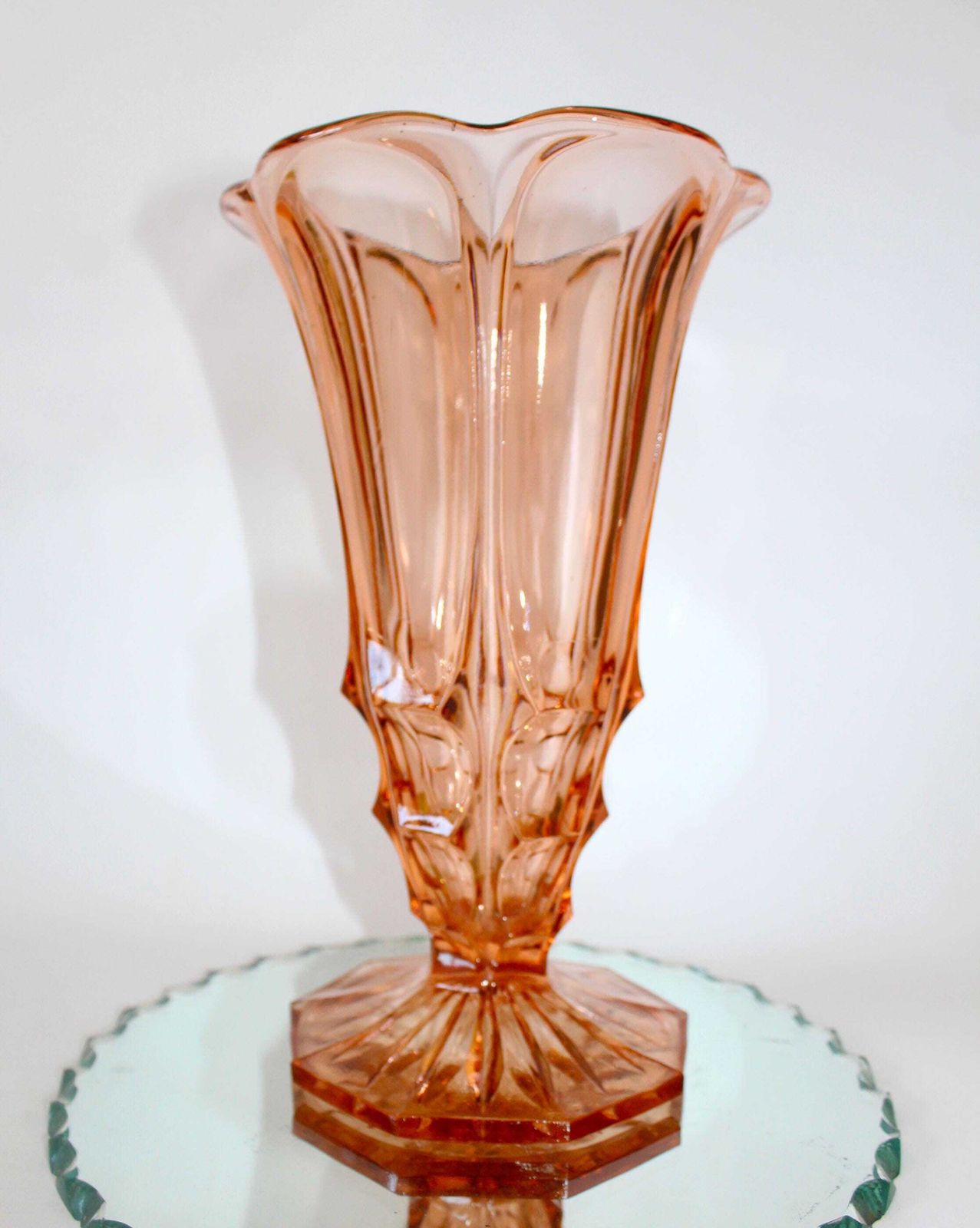 54.0 Grote art deco vintage glazen vaas, roze rosaline kunstglas, persglas, geometrisch, bloemenvaas, 25 centimeter hoog, tulpenvaas photo