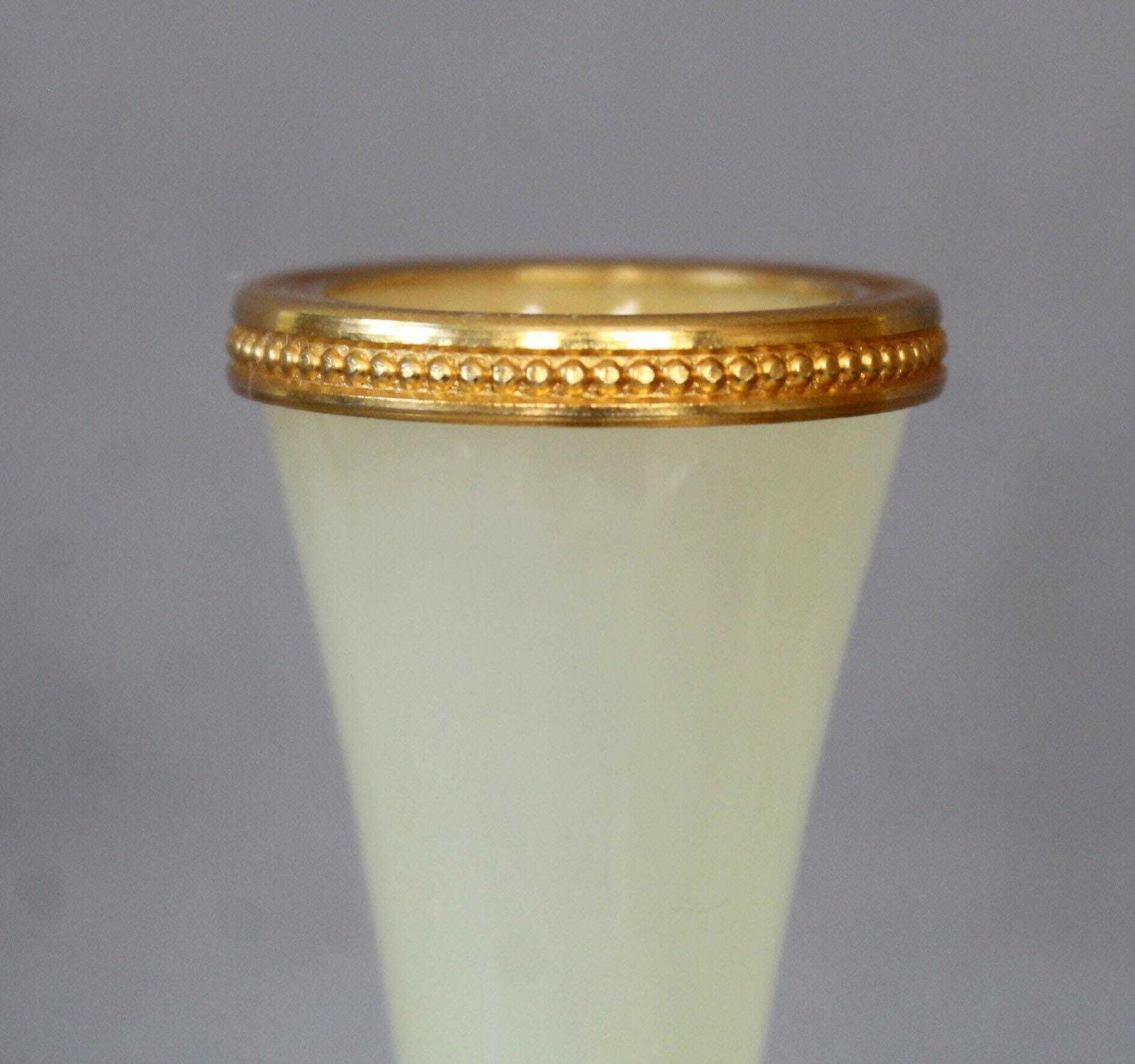 Klein vintage uraniumglas opaline knoppenvase, Murano Italië, kunstglas, soliflore, Ormolu kralenrand, gouden metalen rand, zachtgeel ouraline photo for sale