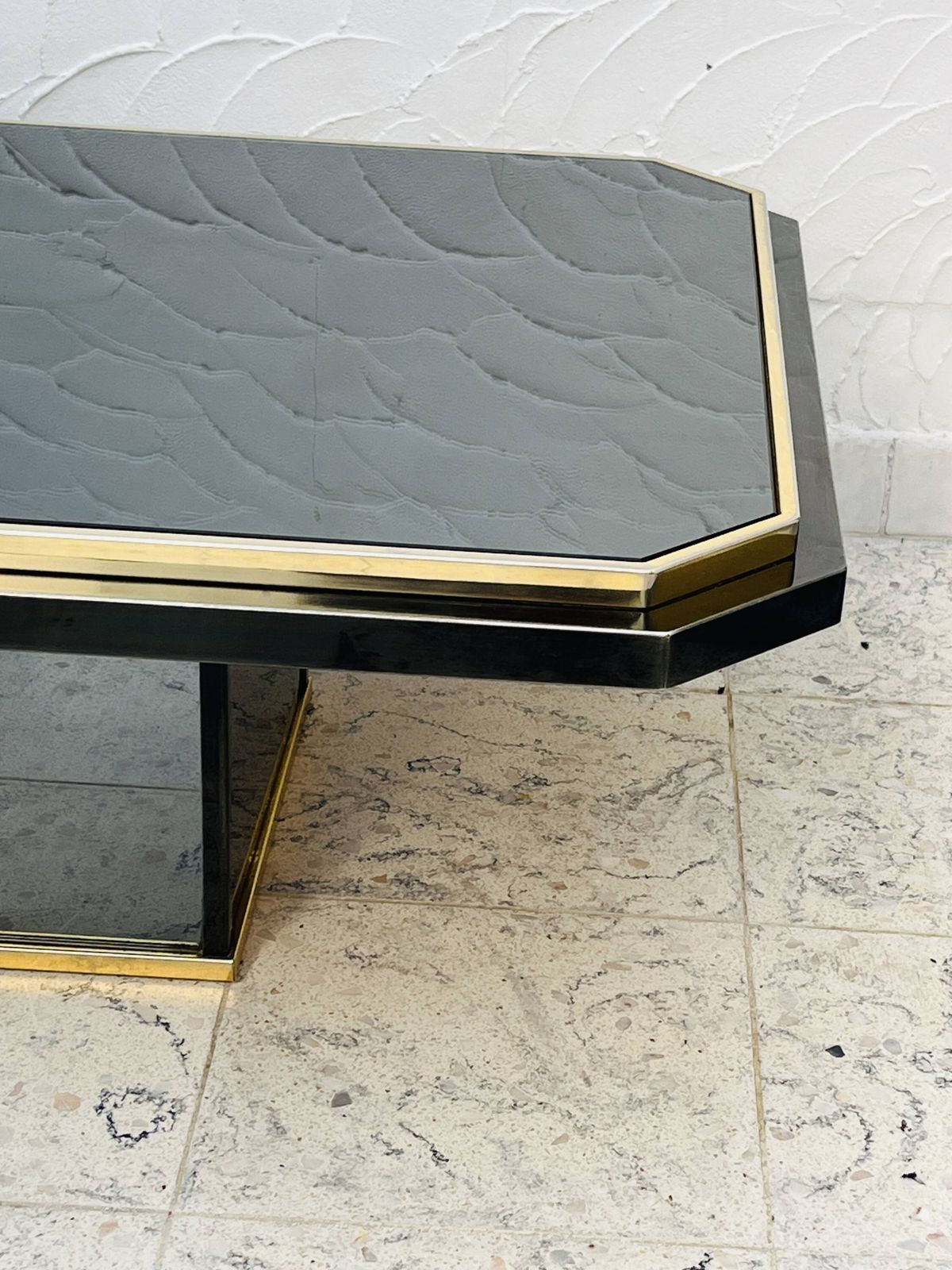 Tweekleurige salontafel in messing en zwart spiegelglas van Fedam photo Meubels