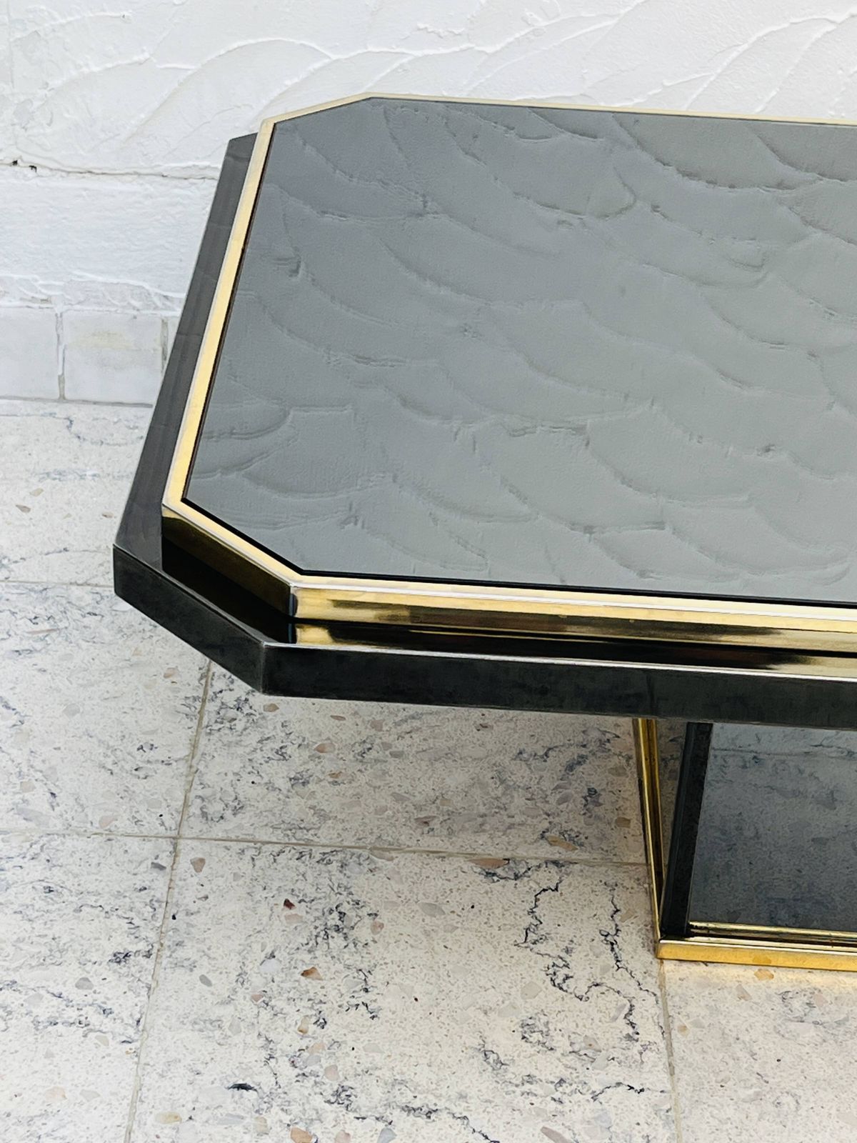 Tweekleurige salontafel in messing en zwart spiegelglas van Fedam photo vinterior