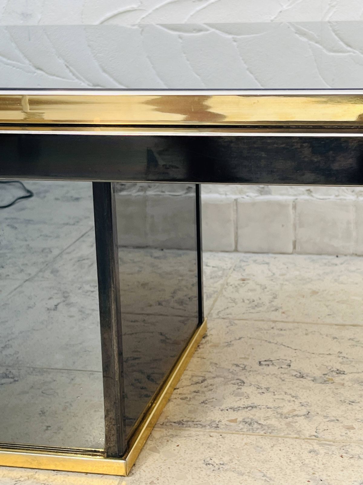 Tweekleurige salontafel in messing en zwart spiegelglas van Fedam photo buy