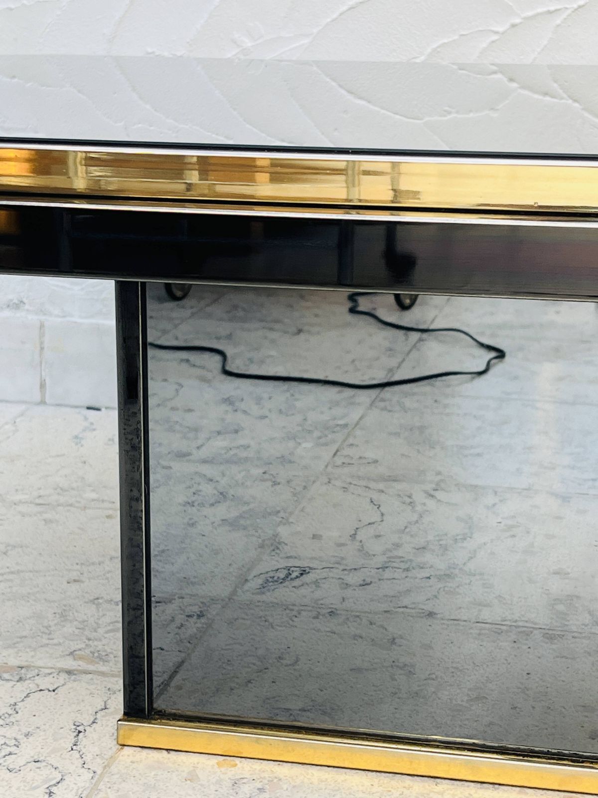 photo vinterior Tweekleurige salontafel in messing en zwart spiegelglas van Fedam