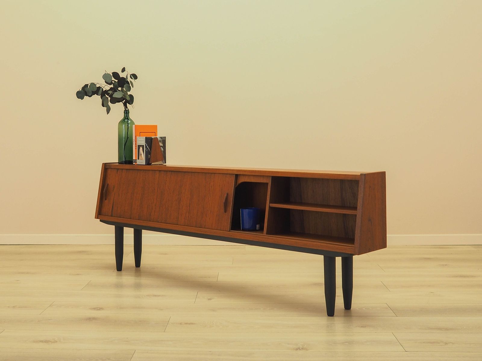 Teakhouten Dressoir Met Verlichte Sectie En Schuifdeuren, Denemarken, jaren 1960 photo vinterior