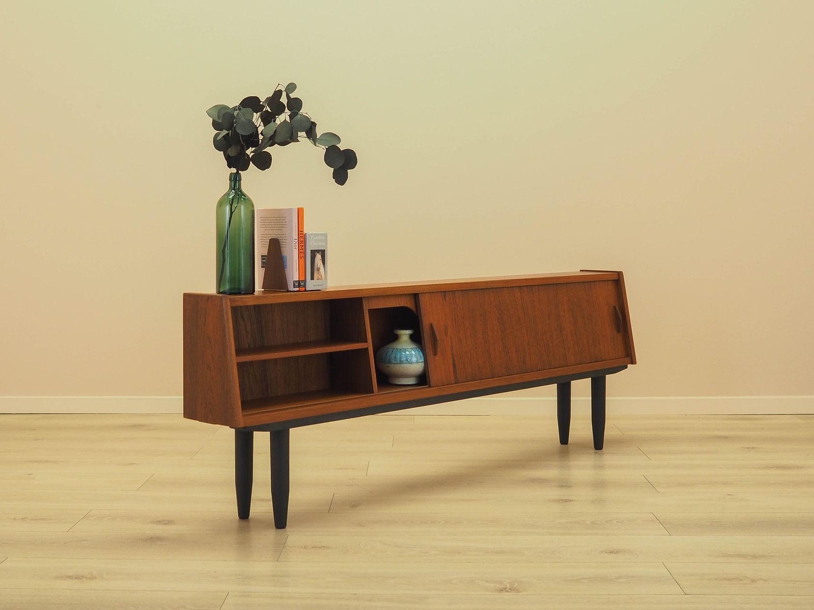 Teakhouten Dressoir Met Verlichte Sectie En Schuifdeuren, Denemarken, jaren 1960 photo vintage