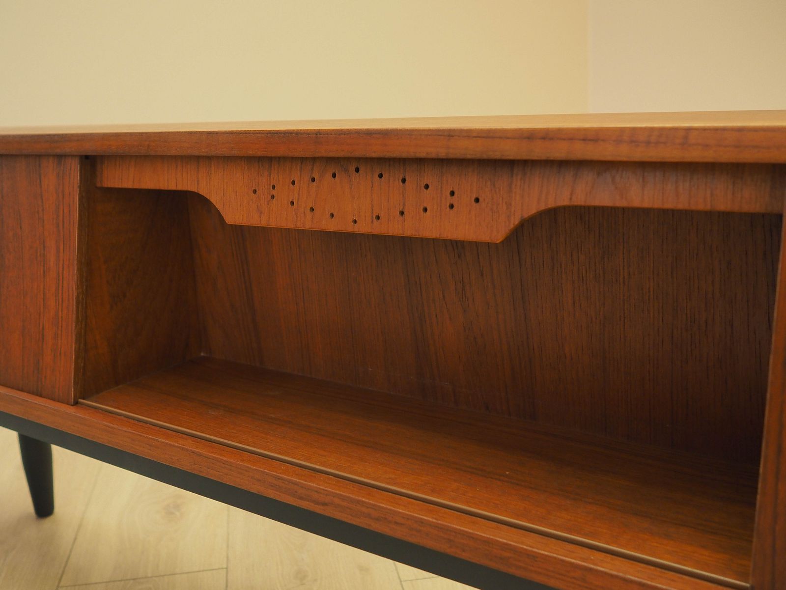 1539.0 Teakhouten Dressoir Met Verlichte Sectie En Schuifdeuren, Denemarken, jaren 1960 photo