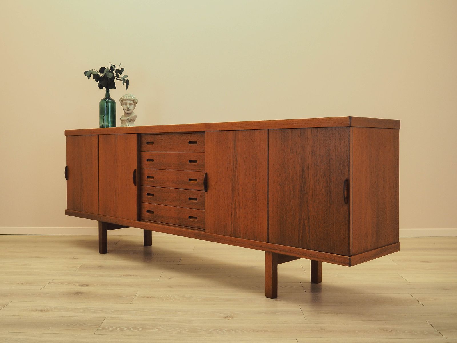 Teakhouten Dressoir met Schuifdeuren, Danish Modern Design ca. jaren 1960 photo Meubels