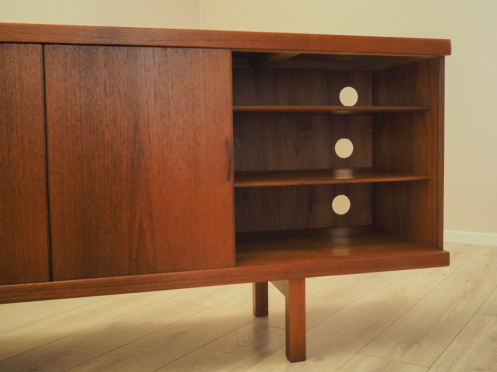 Teakhouten Dressoir met Schuifdeuren, Danish Modern Design ca. jaren 1960 photo vinterior