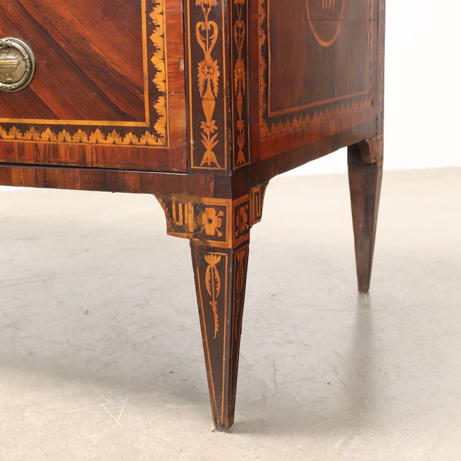 photo furniture Antieke Ladekasten Diverse Houtsoorten XVIII Eeuw