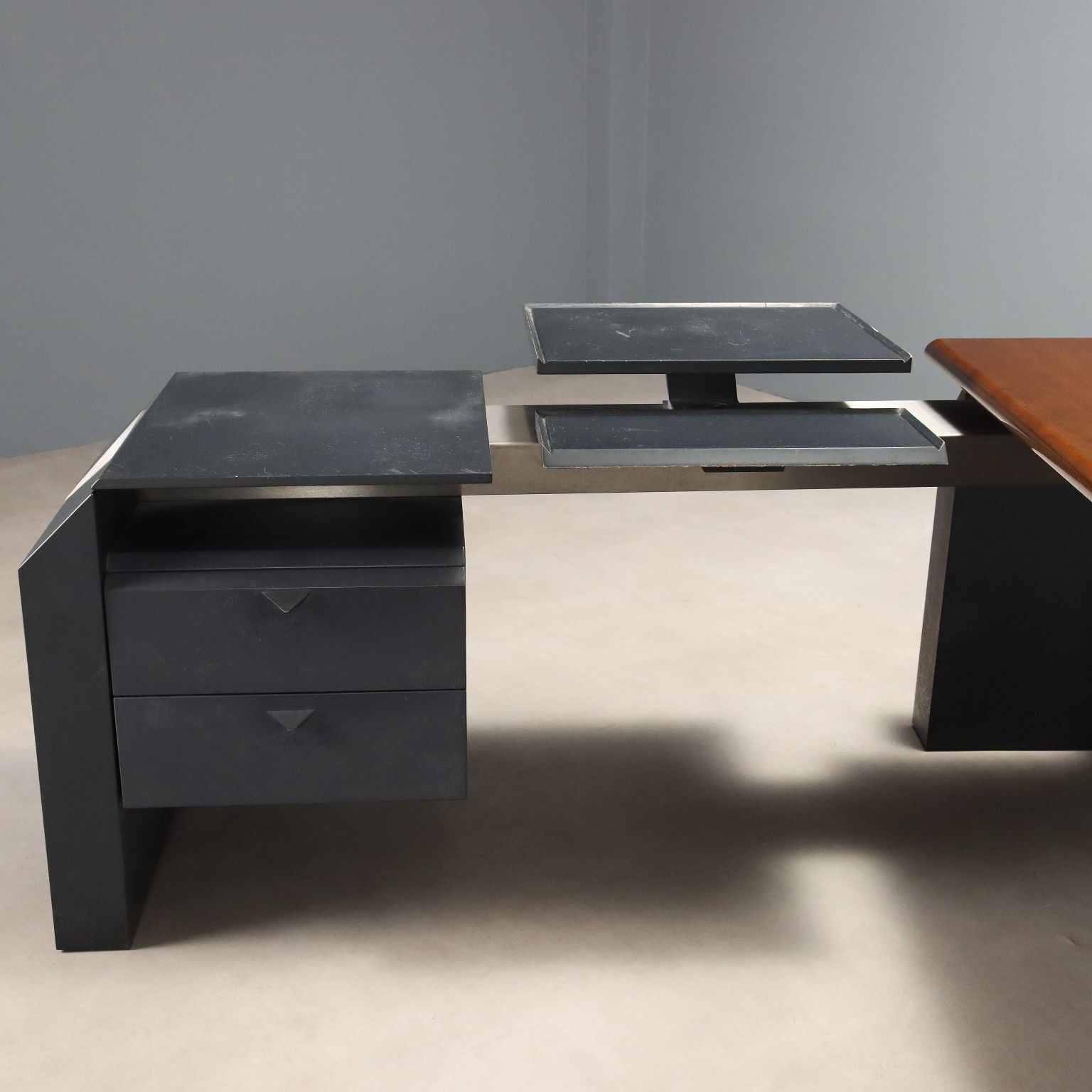 photo for sale Vintage hoekbureau walnootfineer design Italië jaren 1980