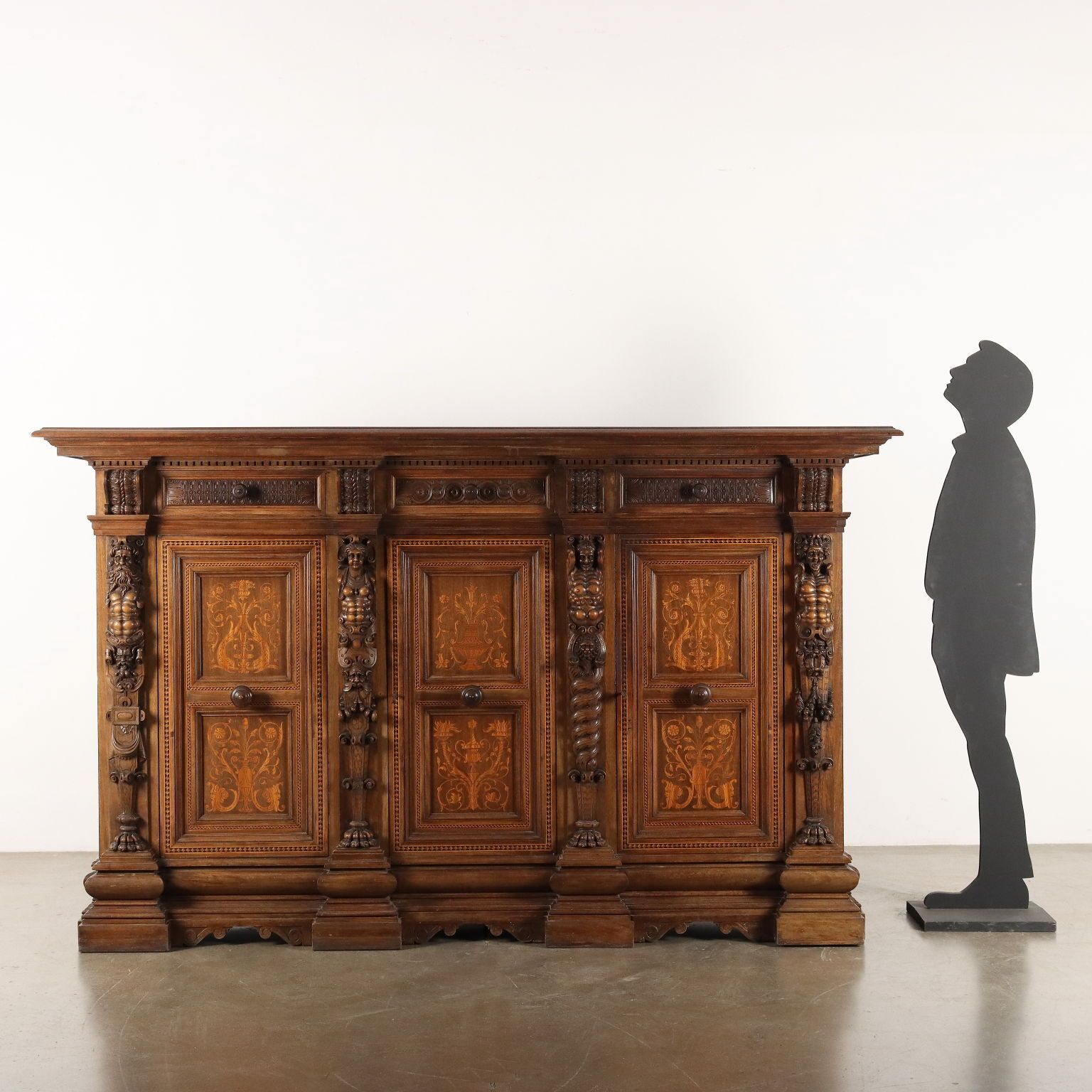 Armoire de style néo-Renaissance en bois sculpté, XXe siècle photo for sale