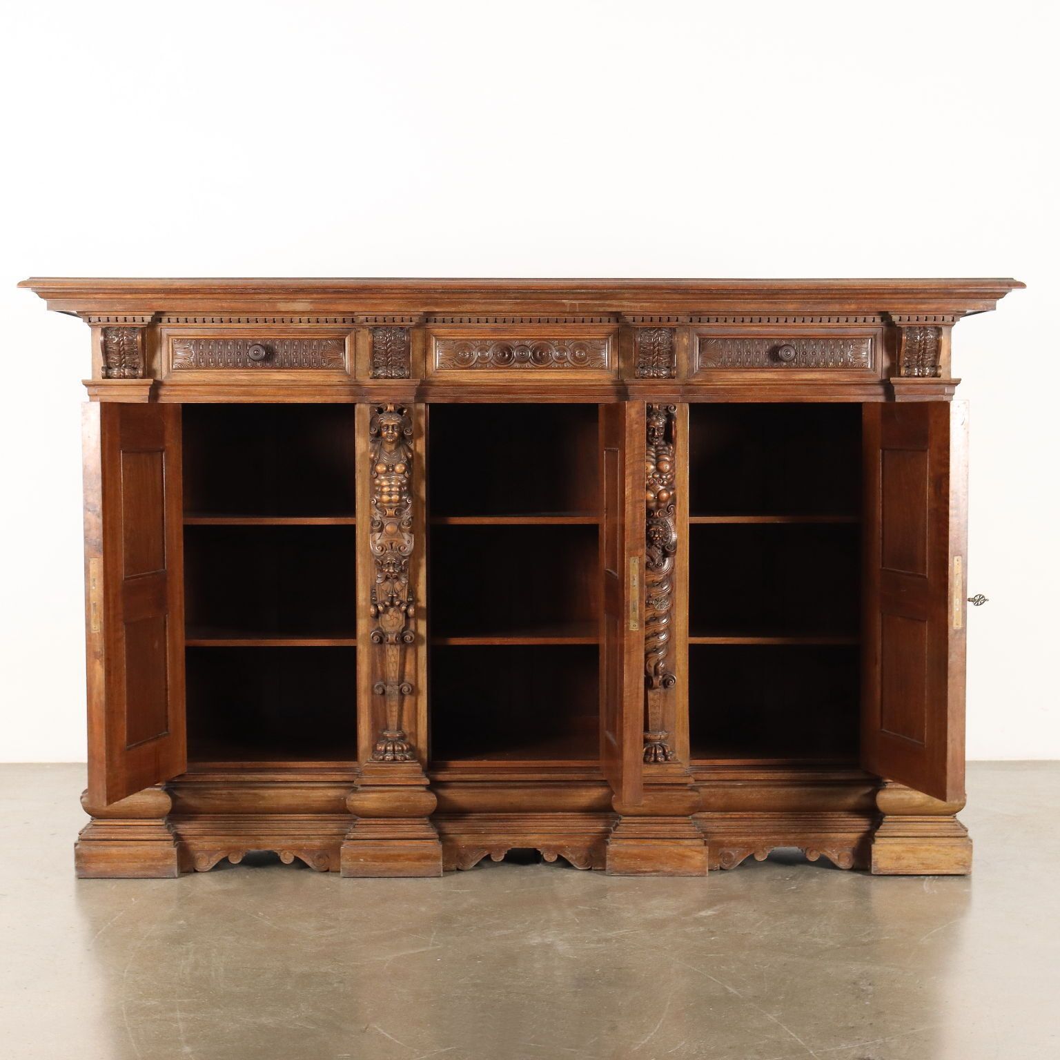 Armoire de style néo-Renaissance en bois sculpté, XXe siècle photo Mobilier