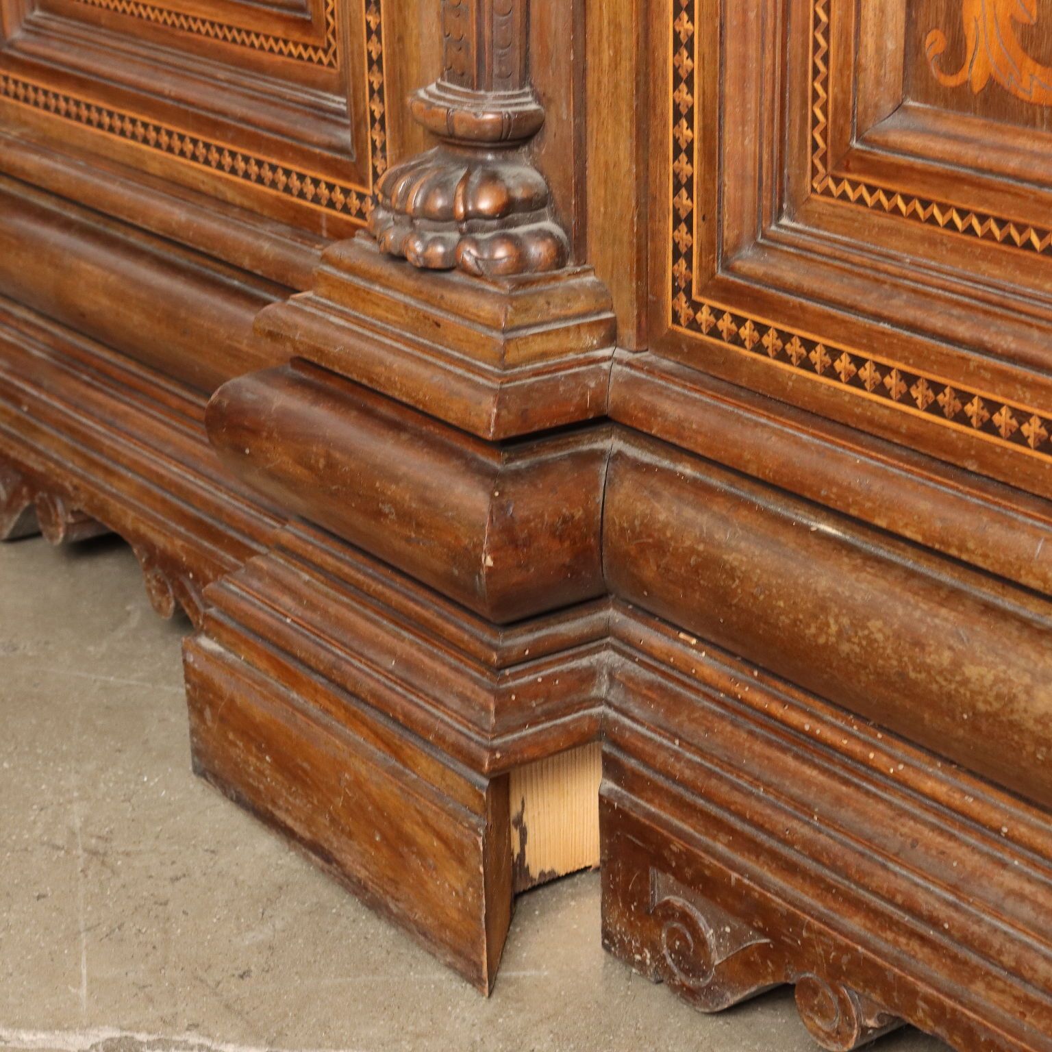 photo vinterior Armoire de style néo-Renaissance en bois sculpté, XXe siècle