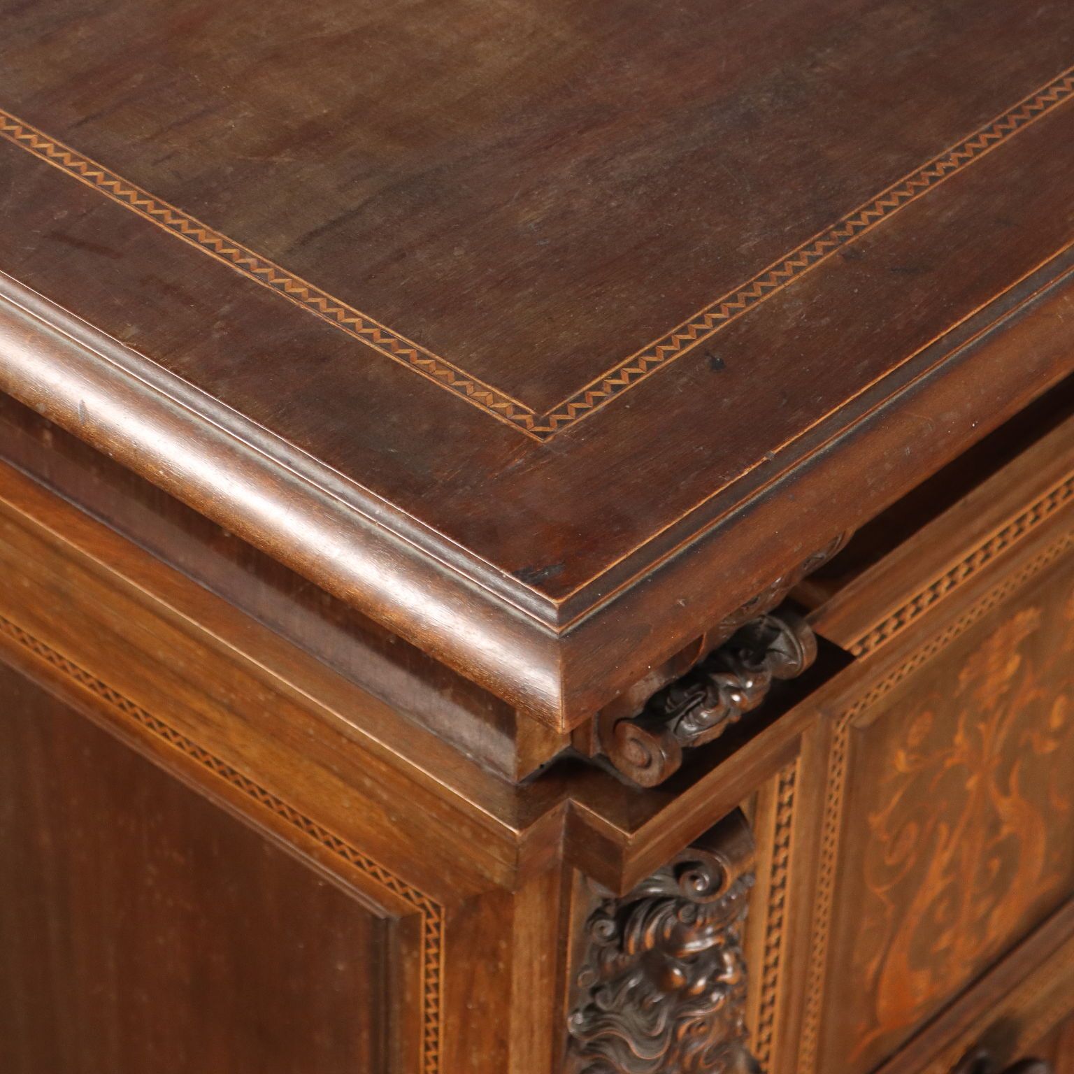 photo vintage Armoire de style néo-Renaissance en bois sculpté, XXe siècle