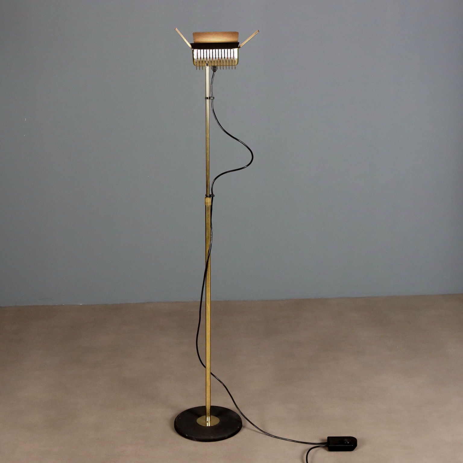 Lampadaire vintage Targetti en métal laqué et plaqué laiton, Italie, années 1980 photo for sale