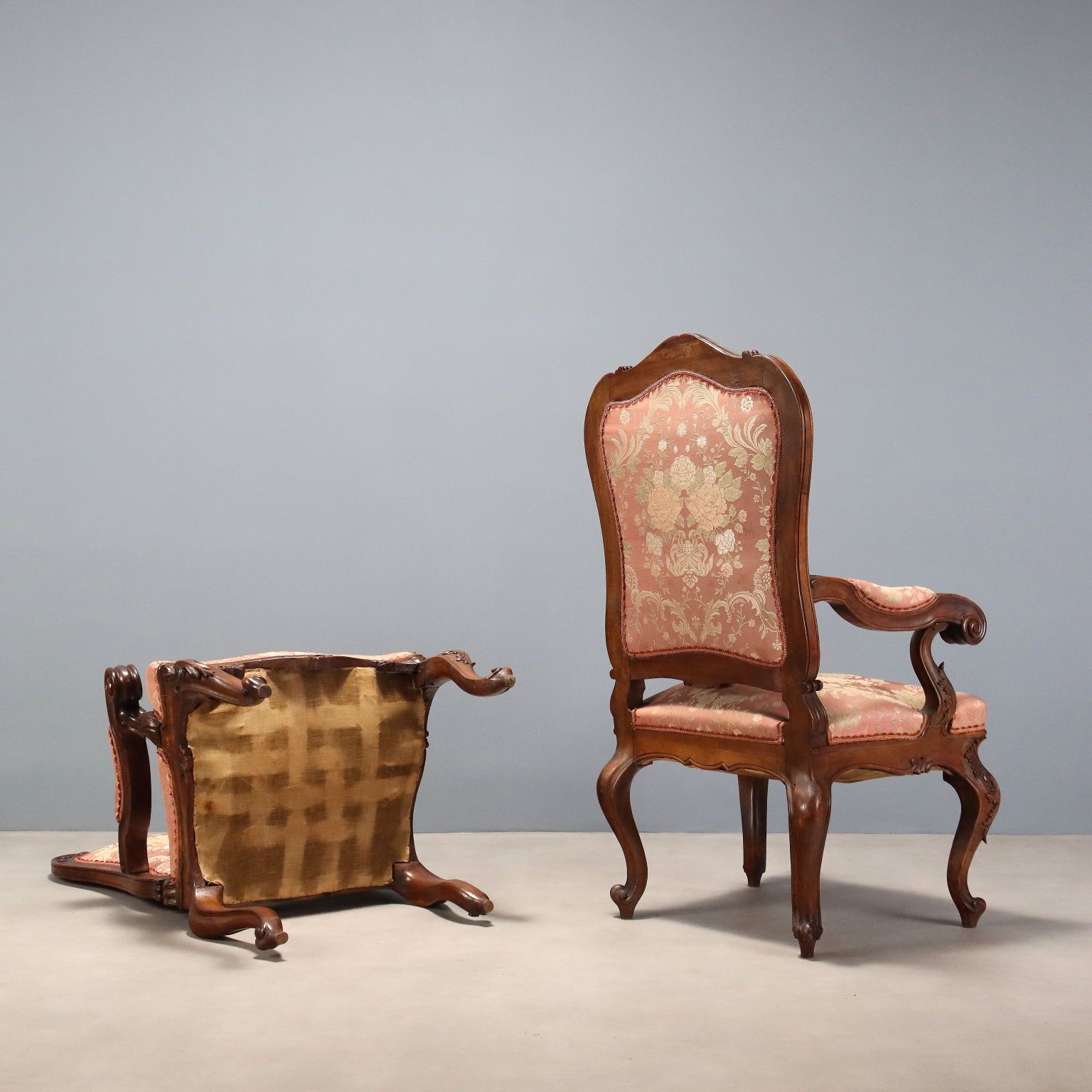 photo furniture Antieke fauteuils Louis-Philippe walnoot stof 19e eeuw
