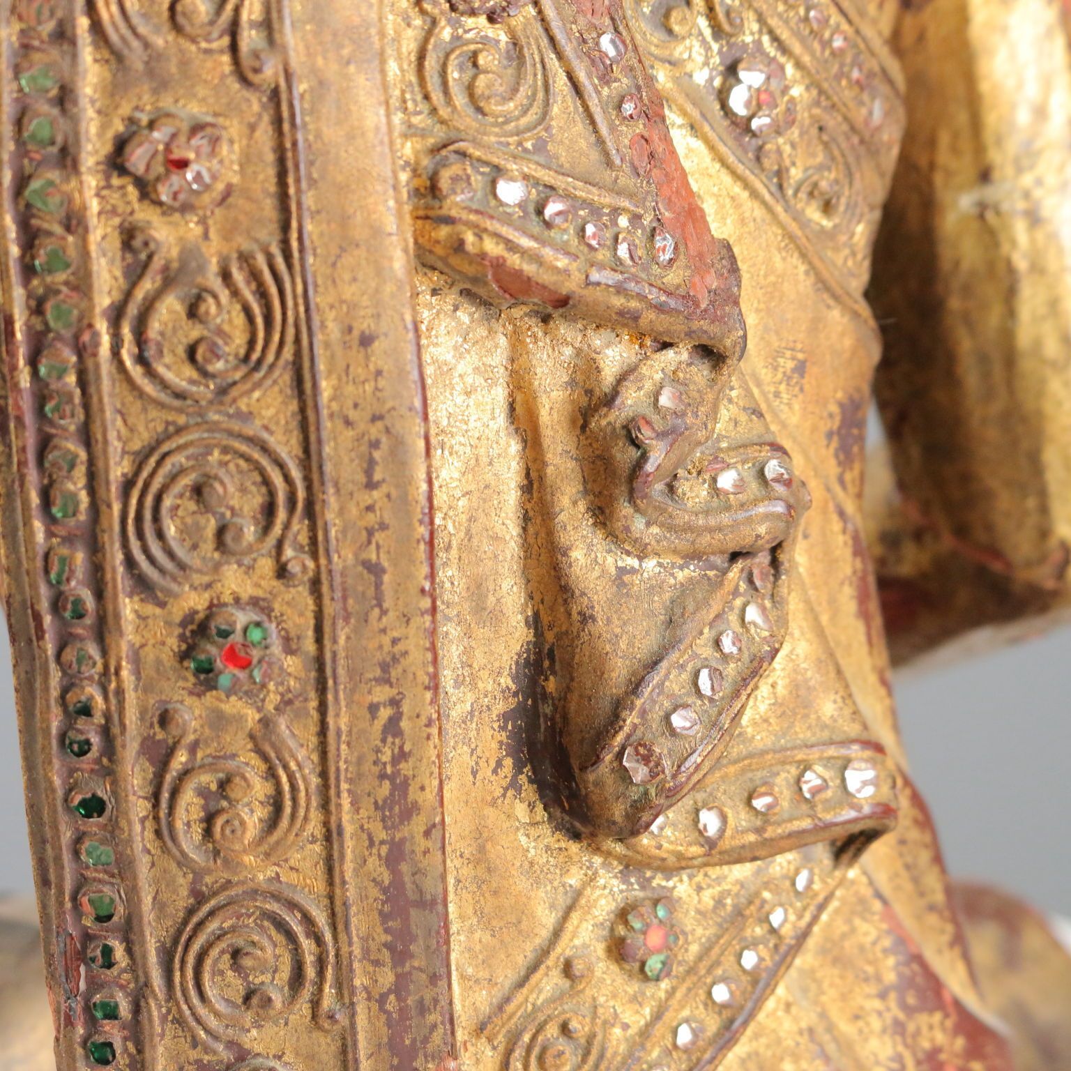 Sculpture d'époque représentant un moine en bois laqué et doré, Myanmar, XXe siècle photo Art