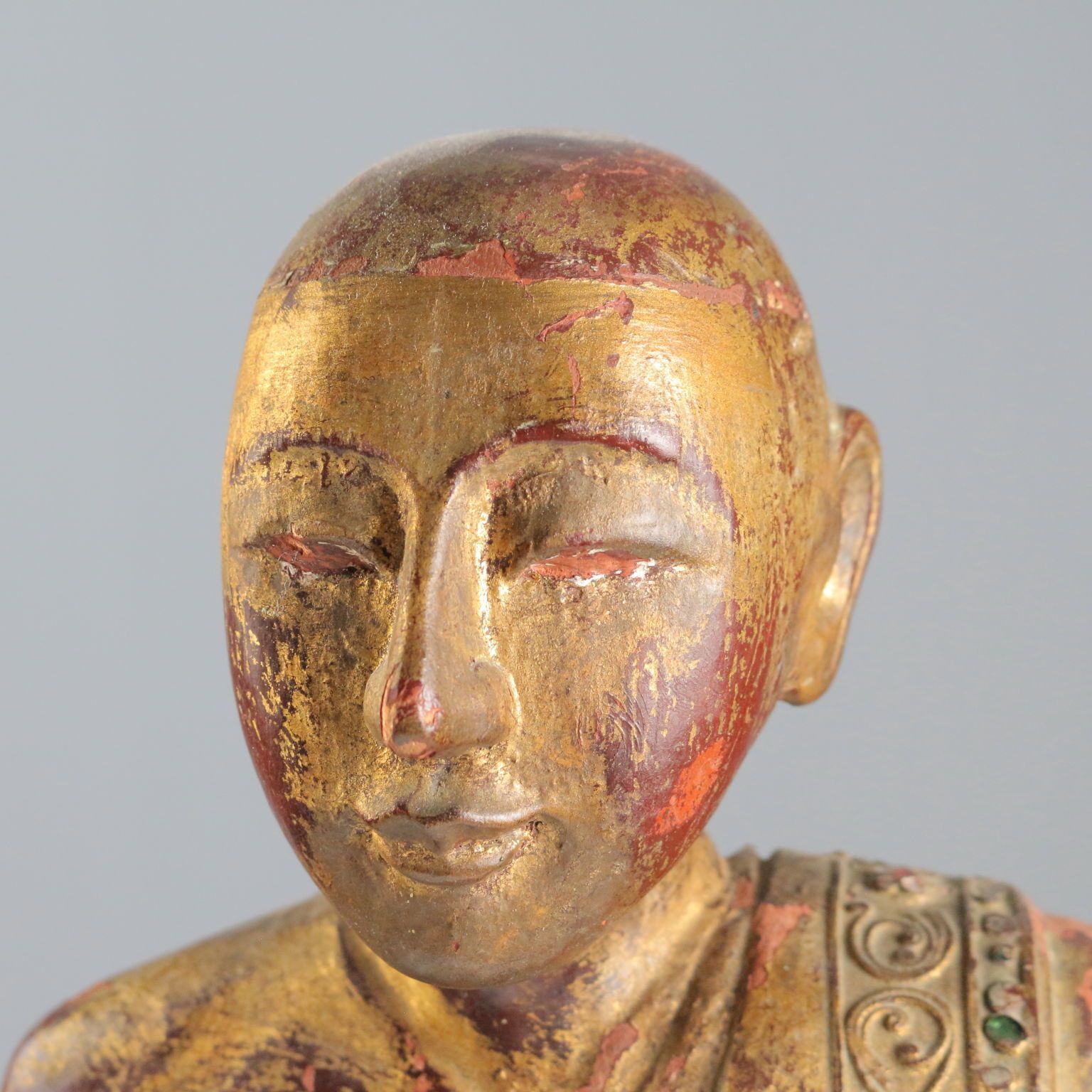 Sculpture d'époque représentant un moine en bois laqué et doré, Myanmar, XXe siècle photo vinterior
