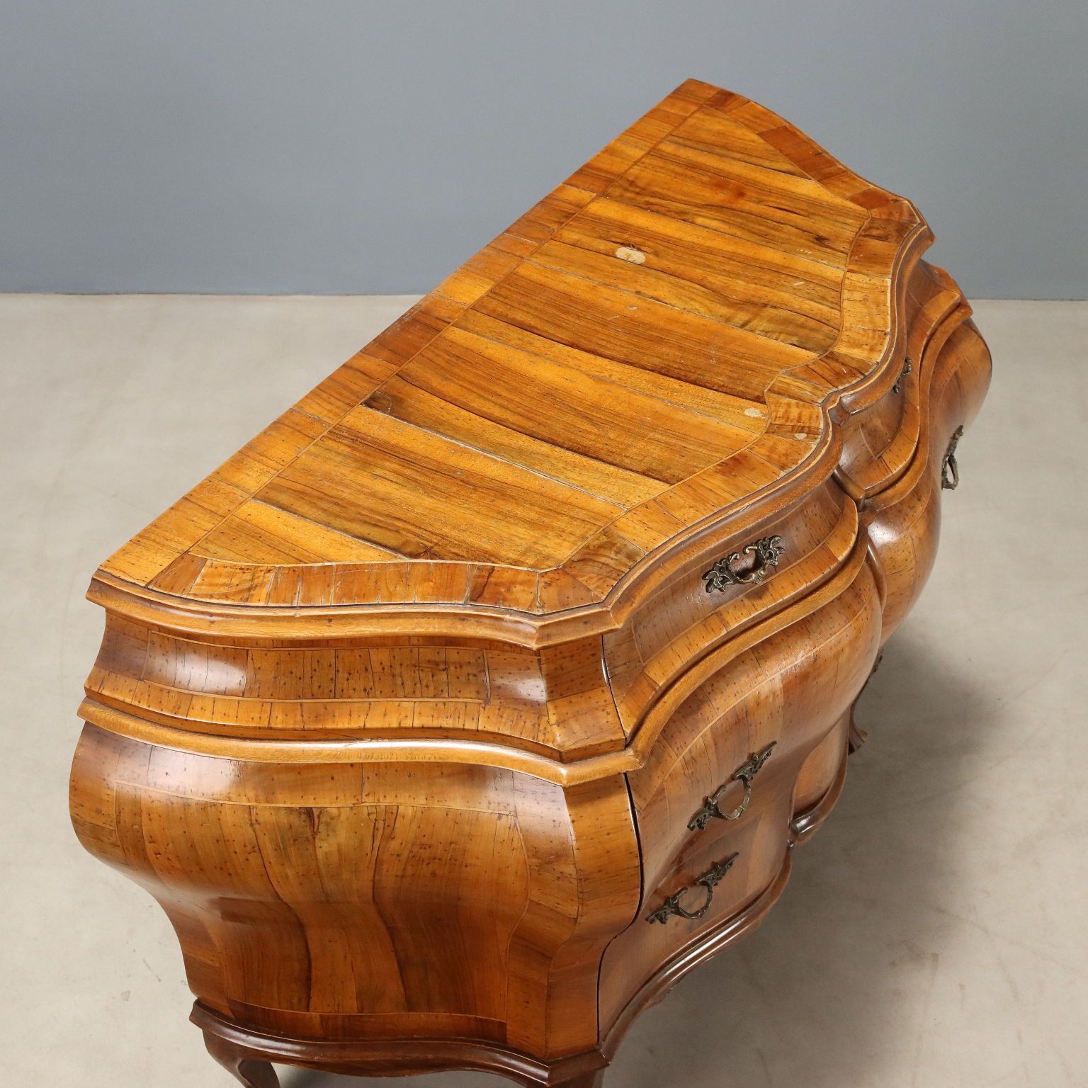 photo for sale Commode de style Chippendale en bois, Italie, XXe siècle