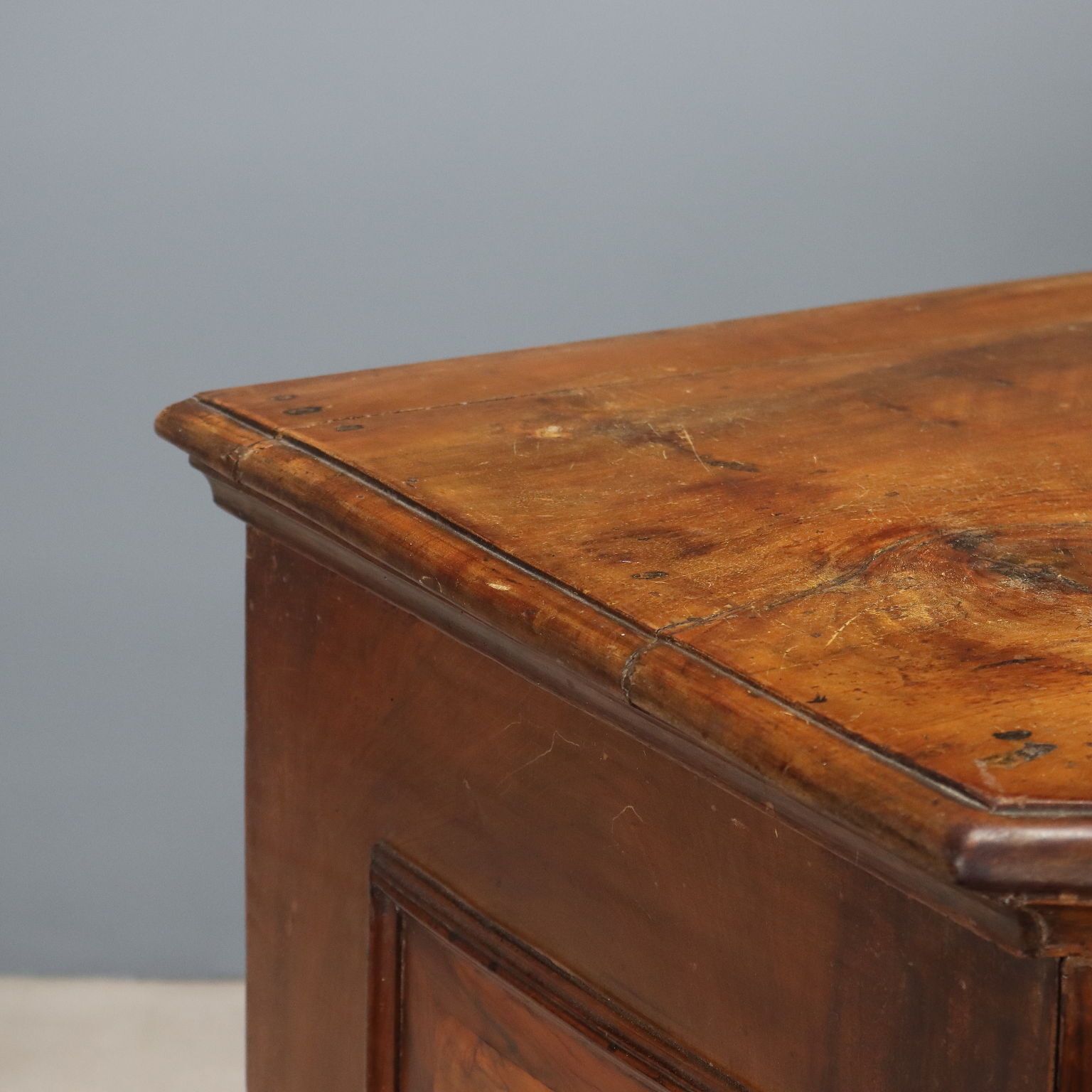 Commode baroque en loupe de noyer, Italie, XVIIe siècle photo Mobilier