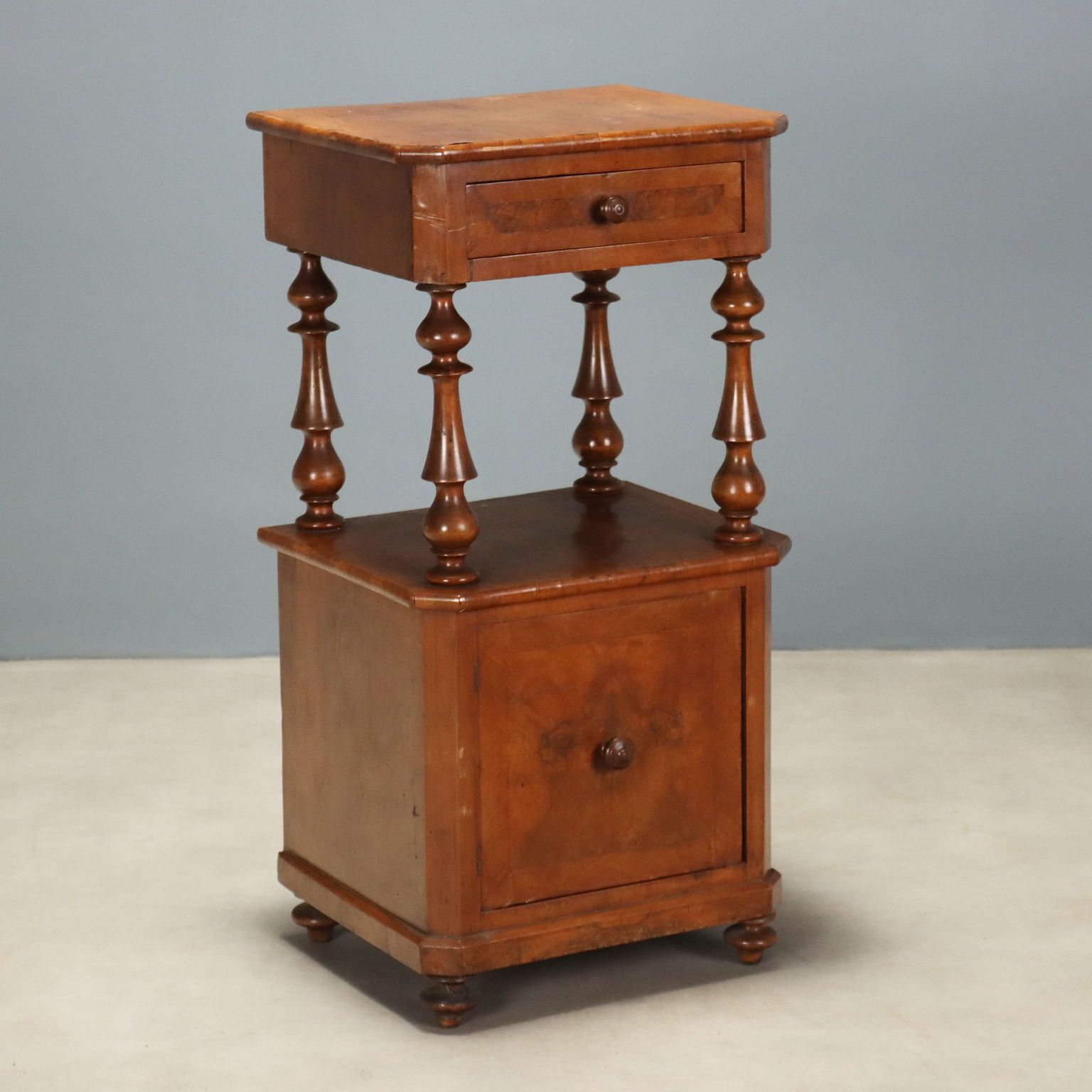 Table de nuit Louis-Philippe en noyer, Italie, fin du XIXe siècle