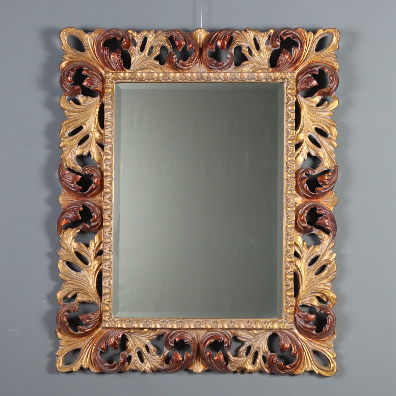 Miroir en bois doré de style baroque