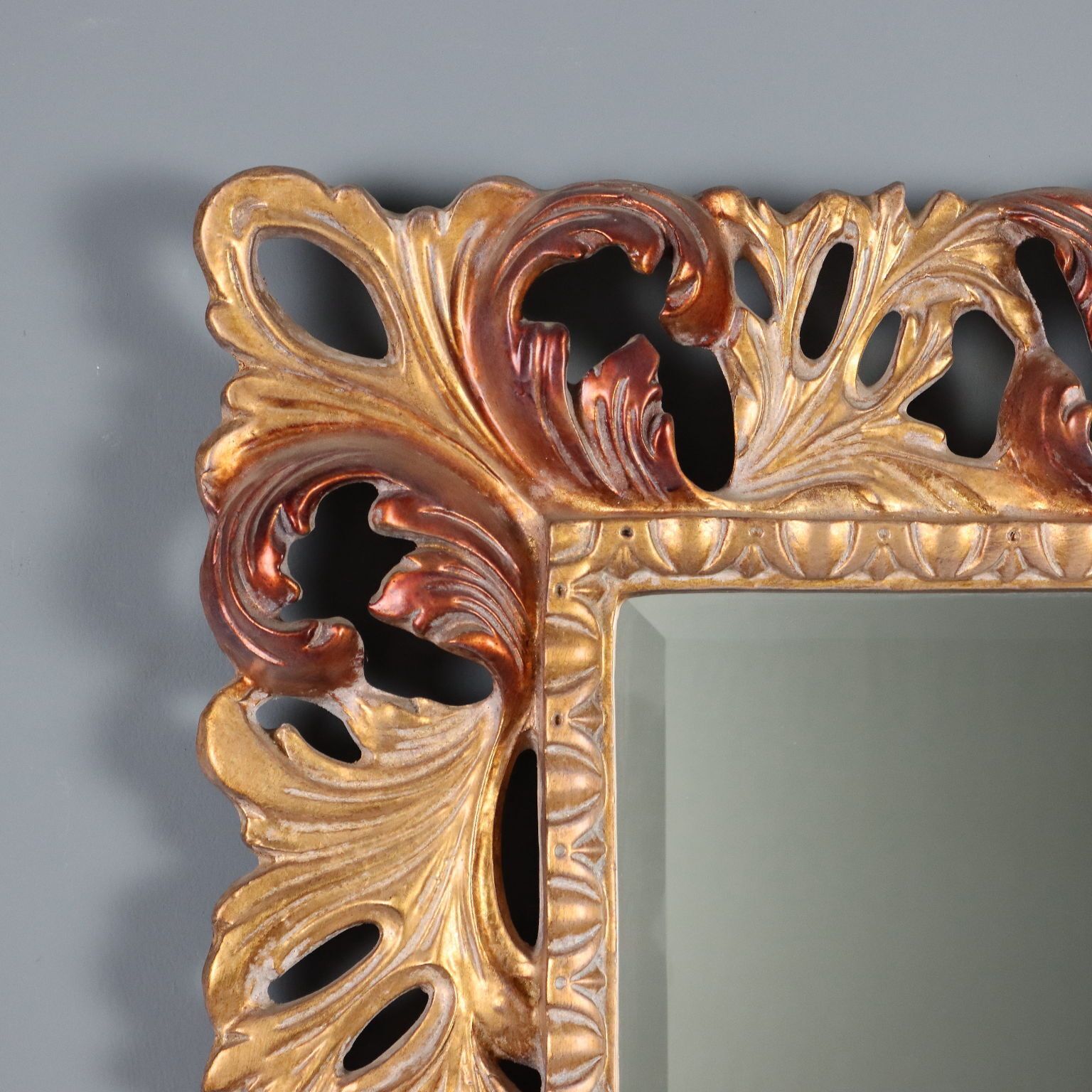 Miroir en bois doré de style baroque photo 690.0