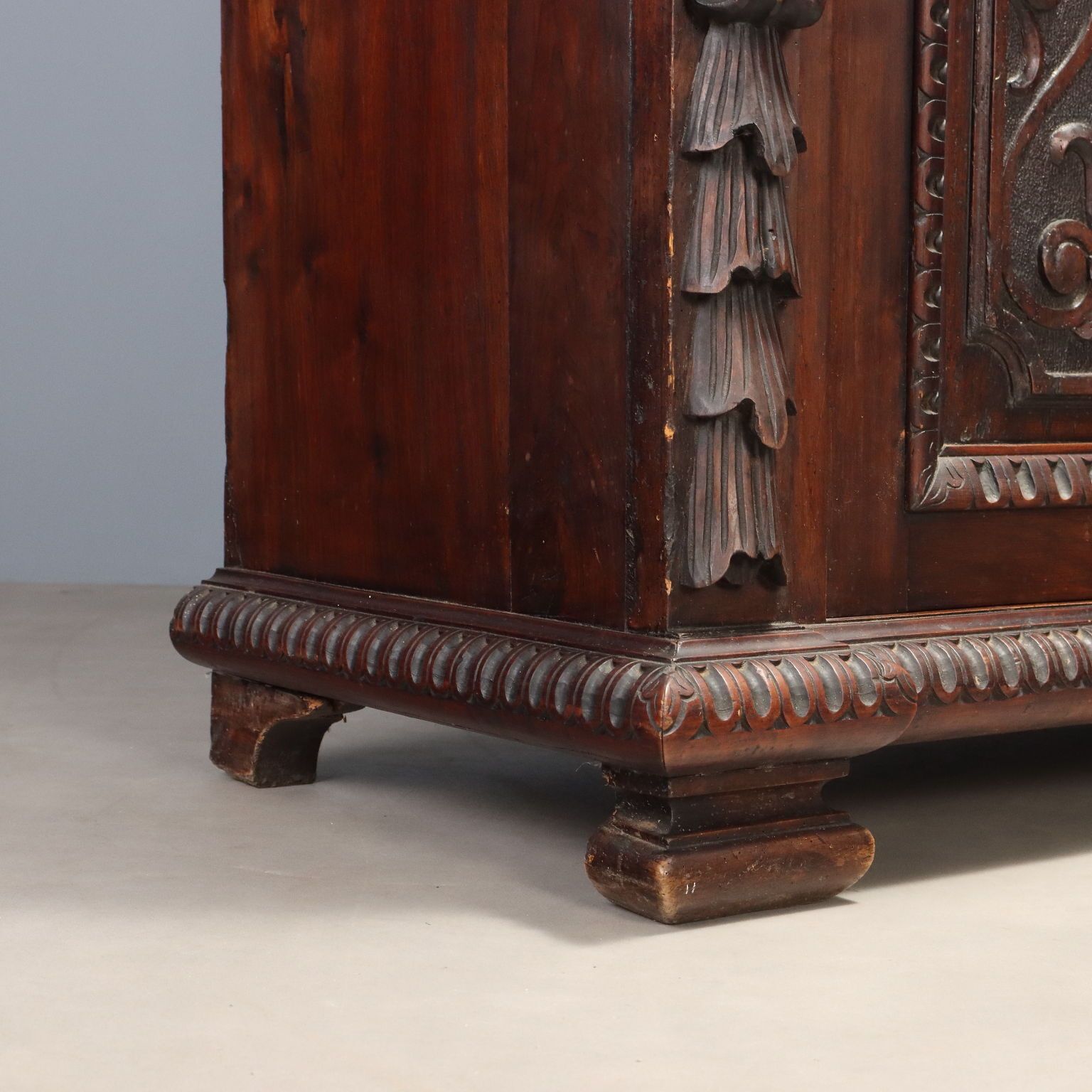 1360.0 Armoire d'époque néo-Renaissance en noyer, Italie, XIXe siècle photo